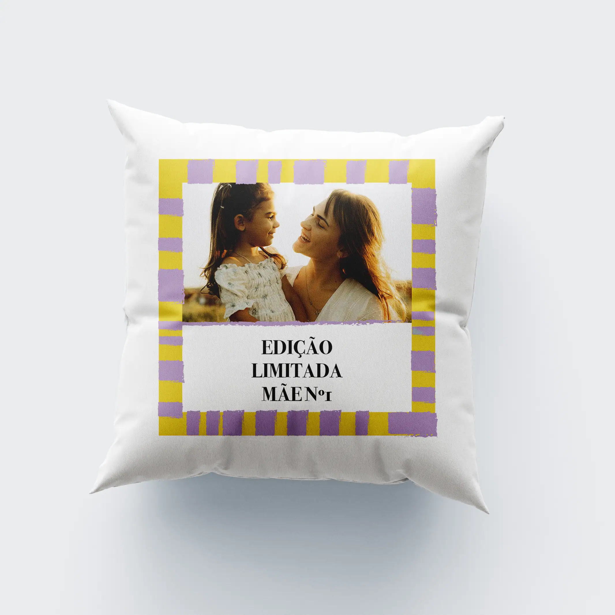AlmofadaEdiçãoMãe Capa de almofada personalizada com foto de mãe e filha, ideal para presentes de maternidade e amor familiar.