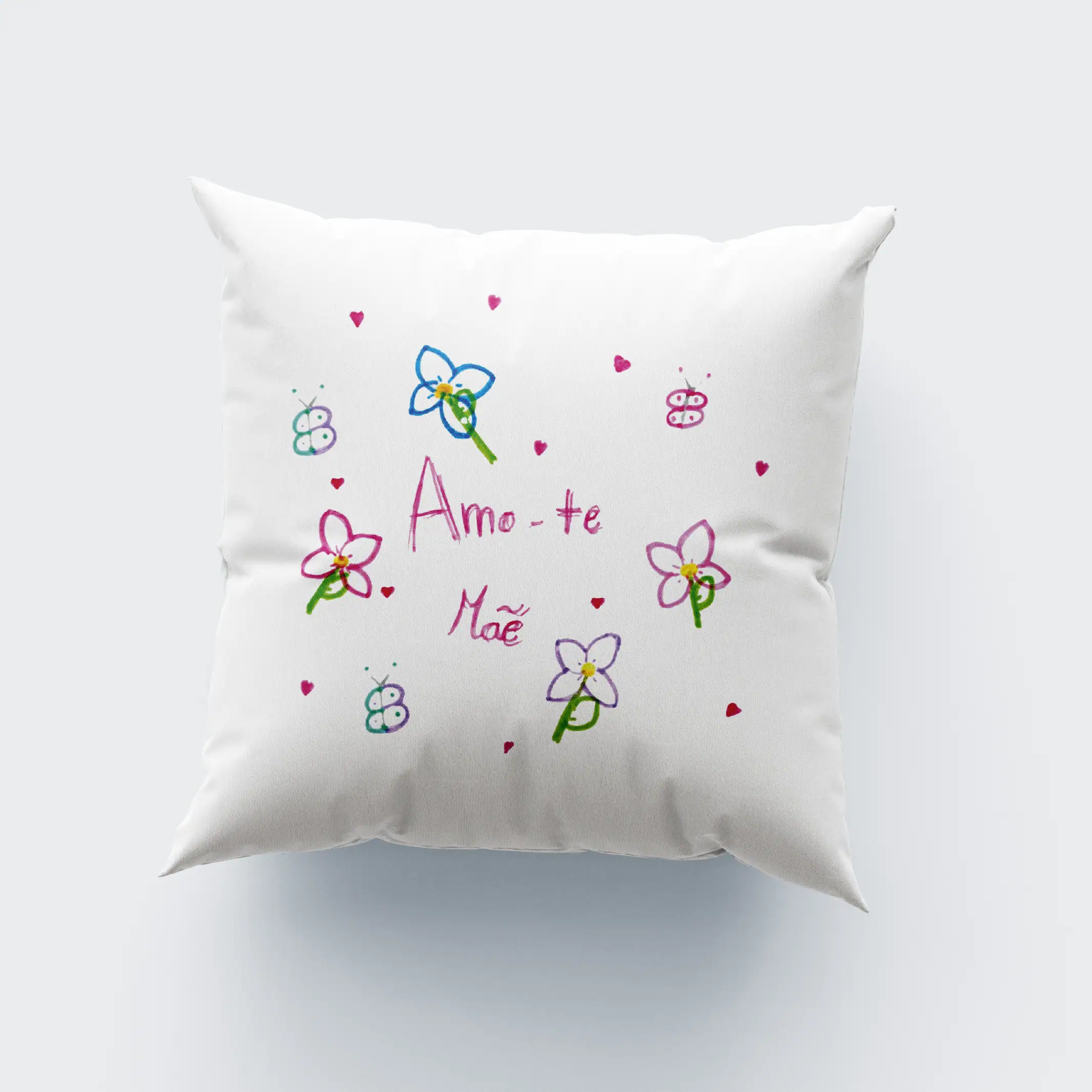 AlmofadaMelhorDesenho Mcorda de almofada personalizada com mensagem "Amo-te Mãe" e desenhos de borboletas e corações.