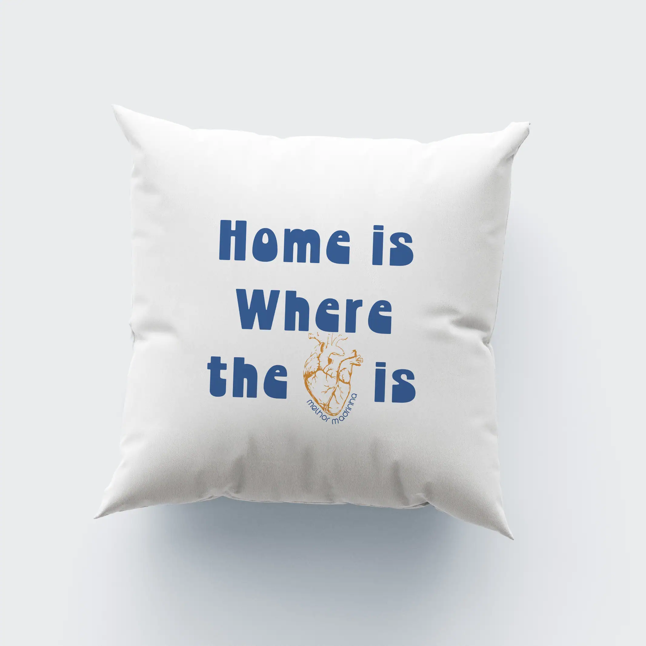 AlmofadaMelhorMadrinha Coração desenhado com a frase "Home is where the...". Design moderno e acolhedor para decoração de casa.