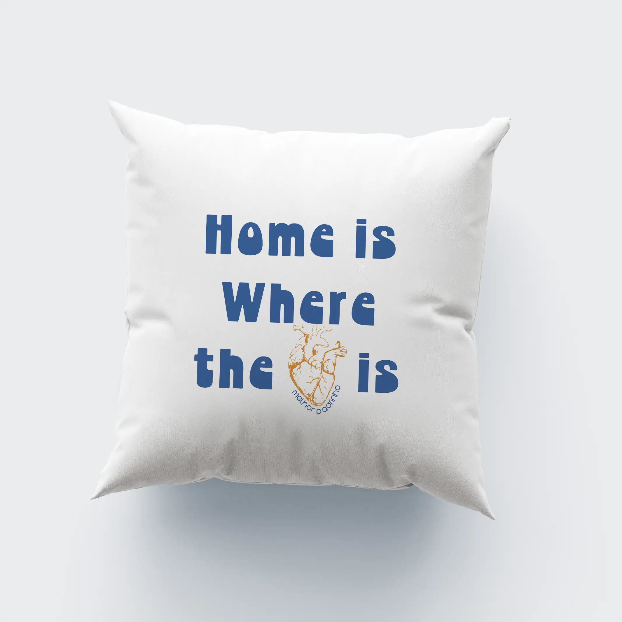 AlmofadaMelhorPadrinho Confeito de trás de leitura com frase "Home is where the heart is" em azul, almofada decorativa de conforto.