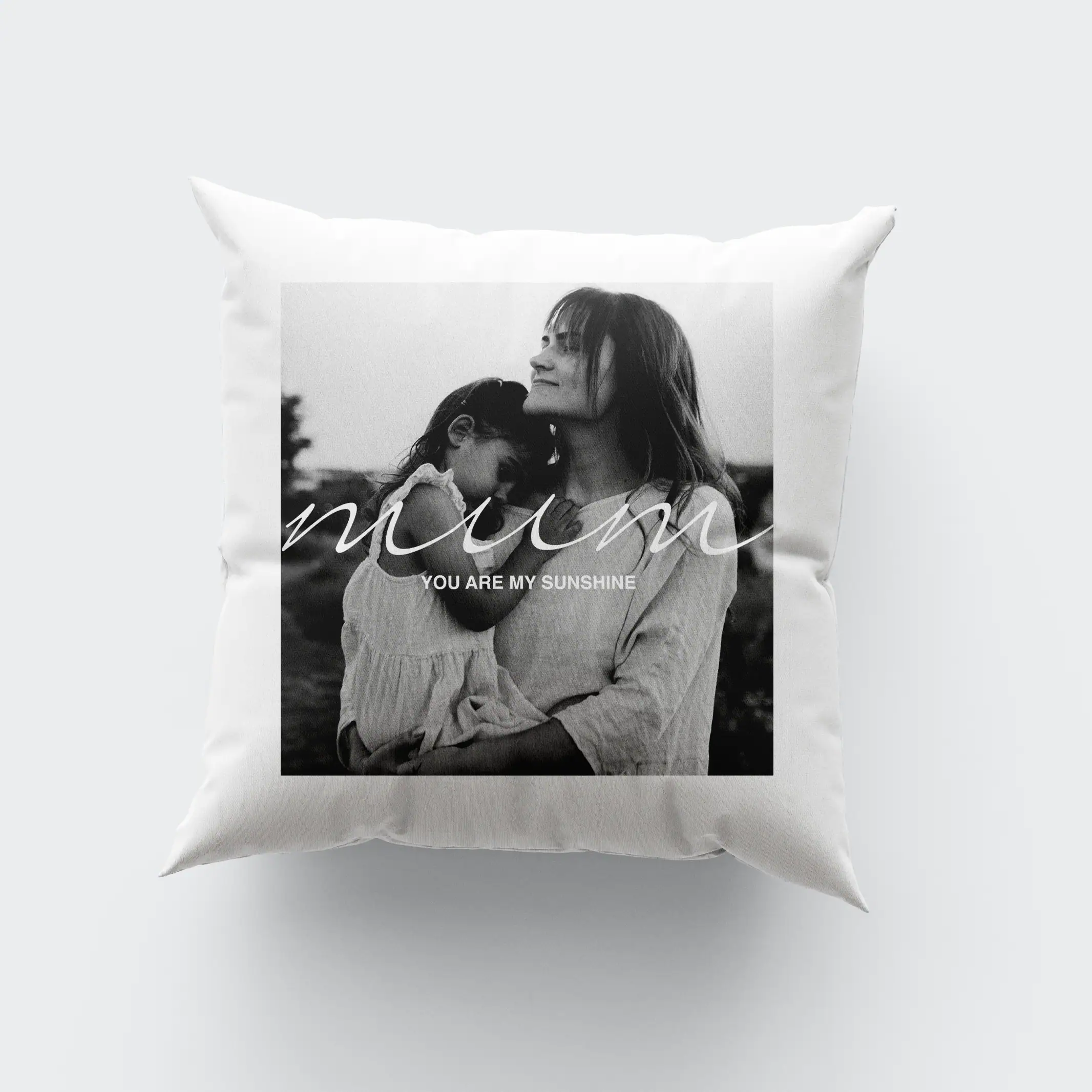 AlmofadaMum Bênção mãe e filha no campo, presente de amor e carinho, para decorar sua casa com fotos personalizadas.