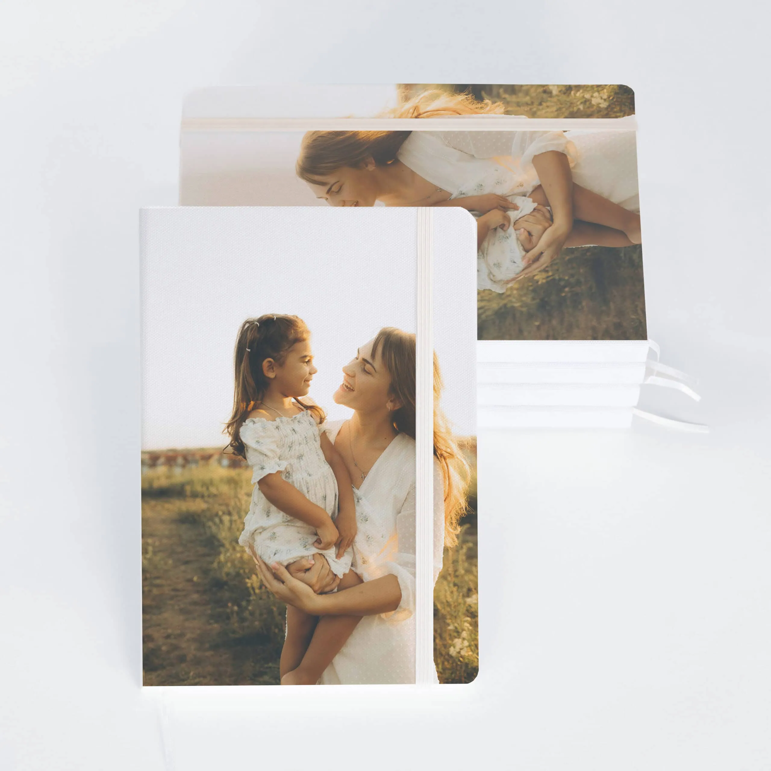 Capa personalizada de livro com foto de mãe e filha ao pôr do sol, ideal para livros de memórias e histórias emocionantes.