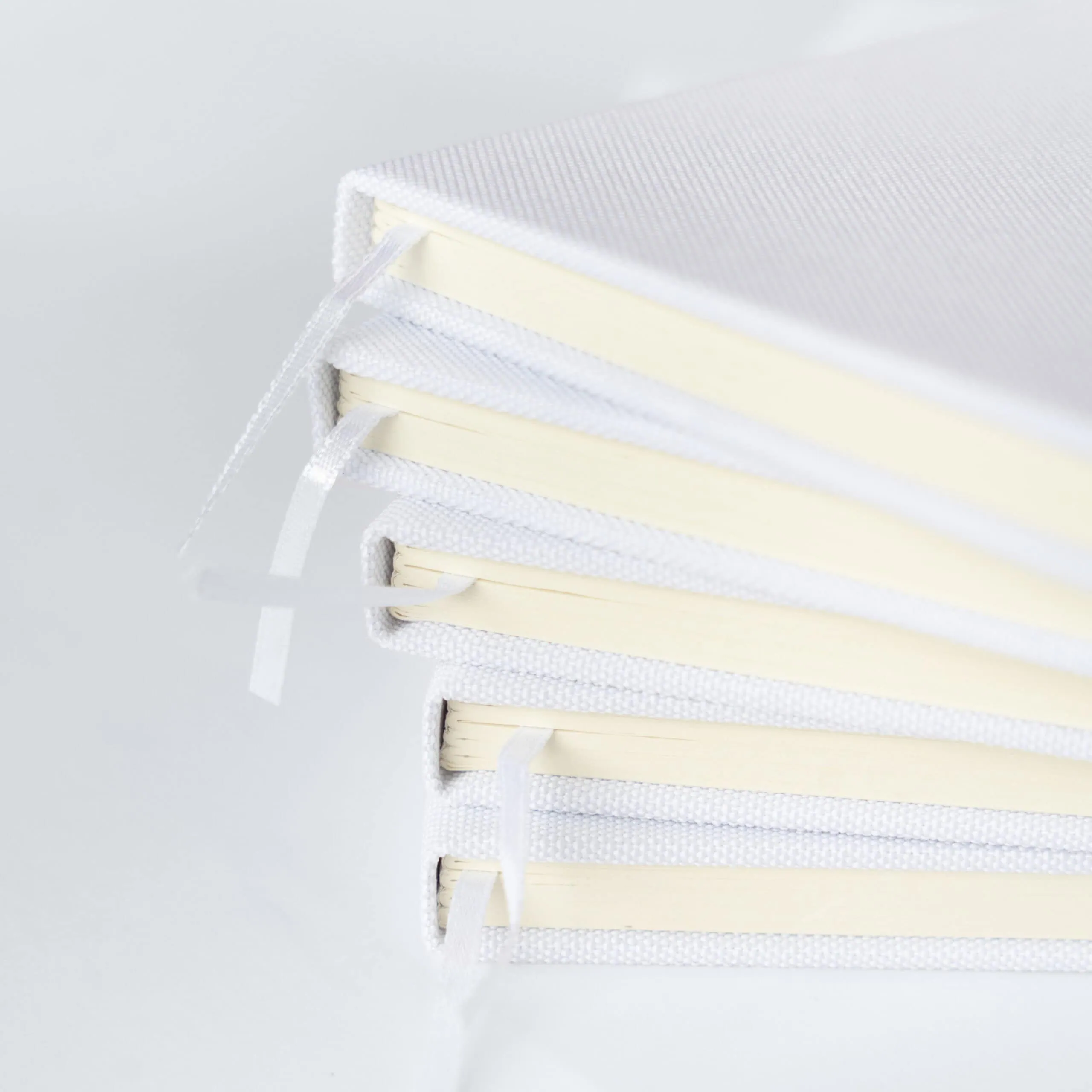 Arquivos de livros brancos alinhados com fitas de leitura.