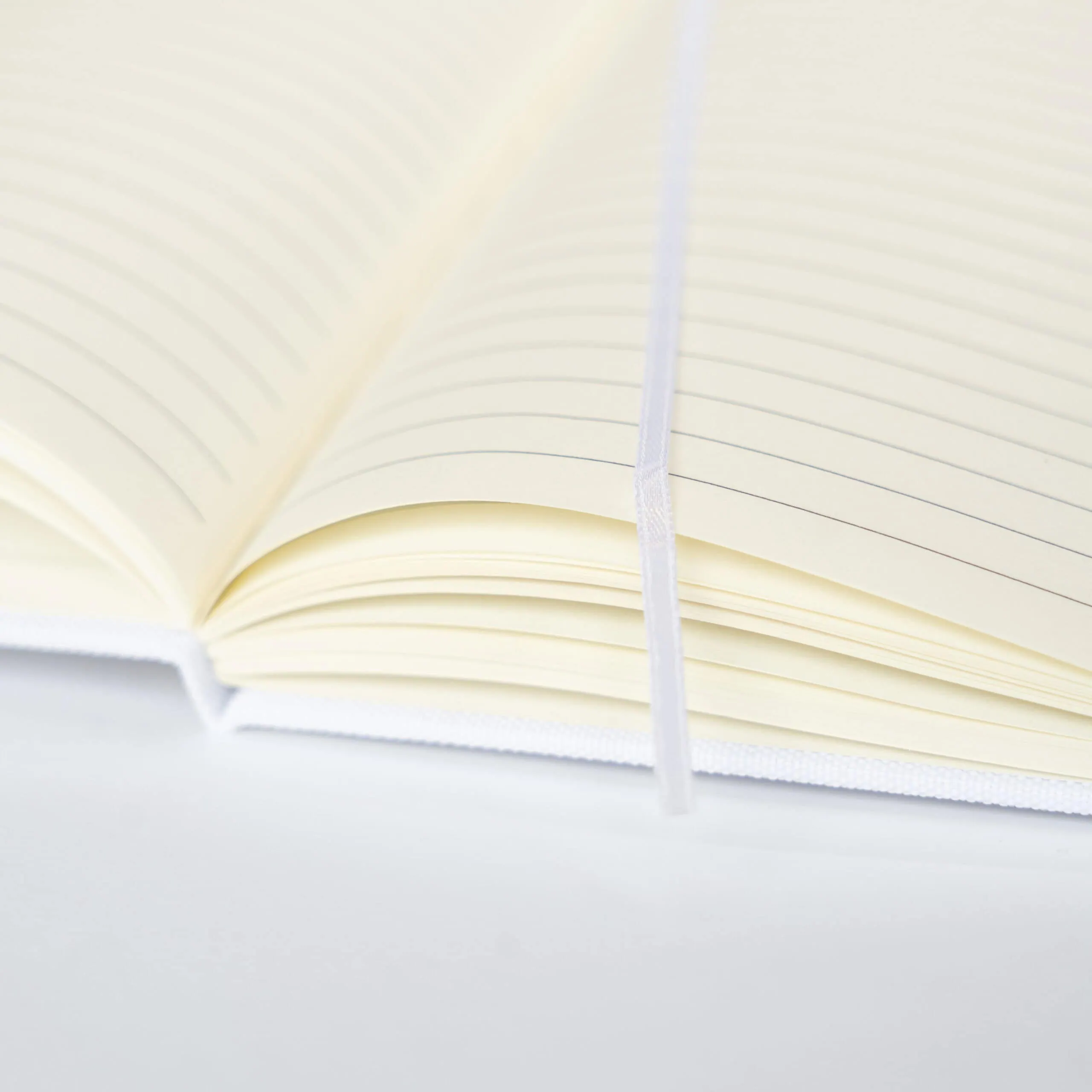 Tecnologia de leitura de livros em papel com fita marcador dourada.