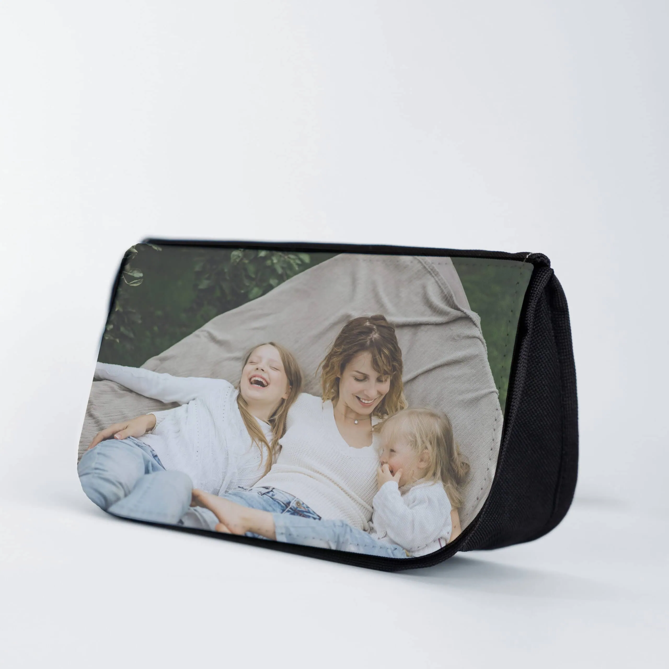 Capa de tablet com foto de mãe e duas crianças a sorrir ao ar livre.