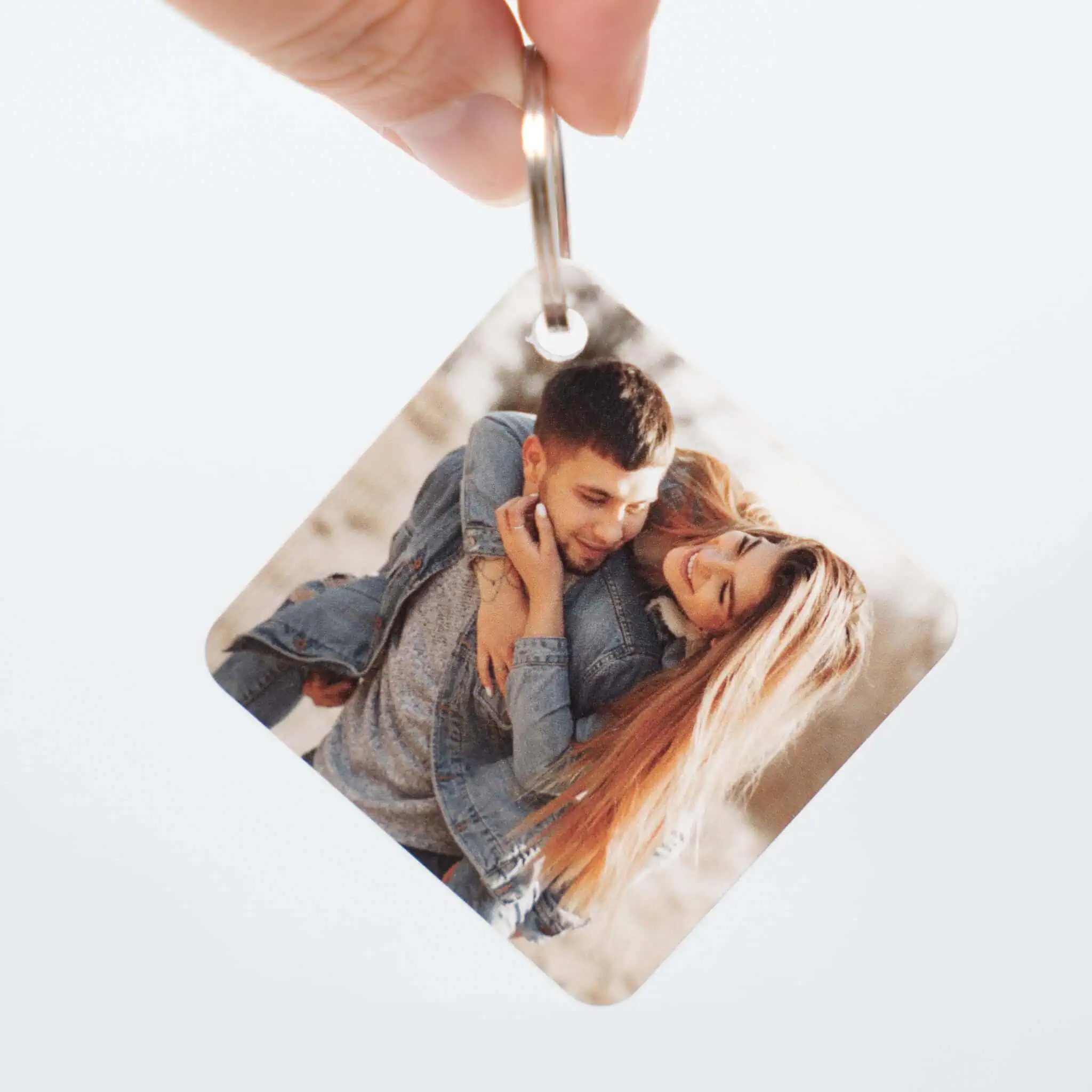 1. Fotografia de um casal em um porta-chaves personalizado com foto de casal feliz.