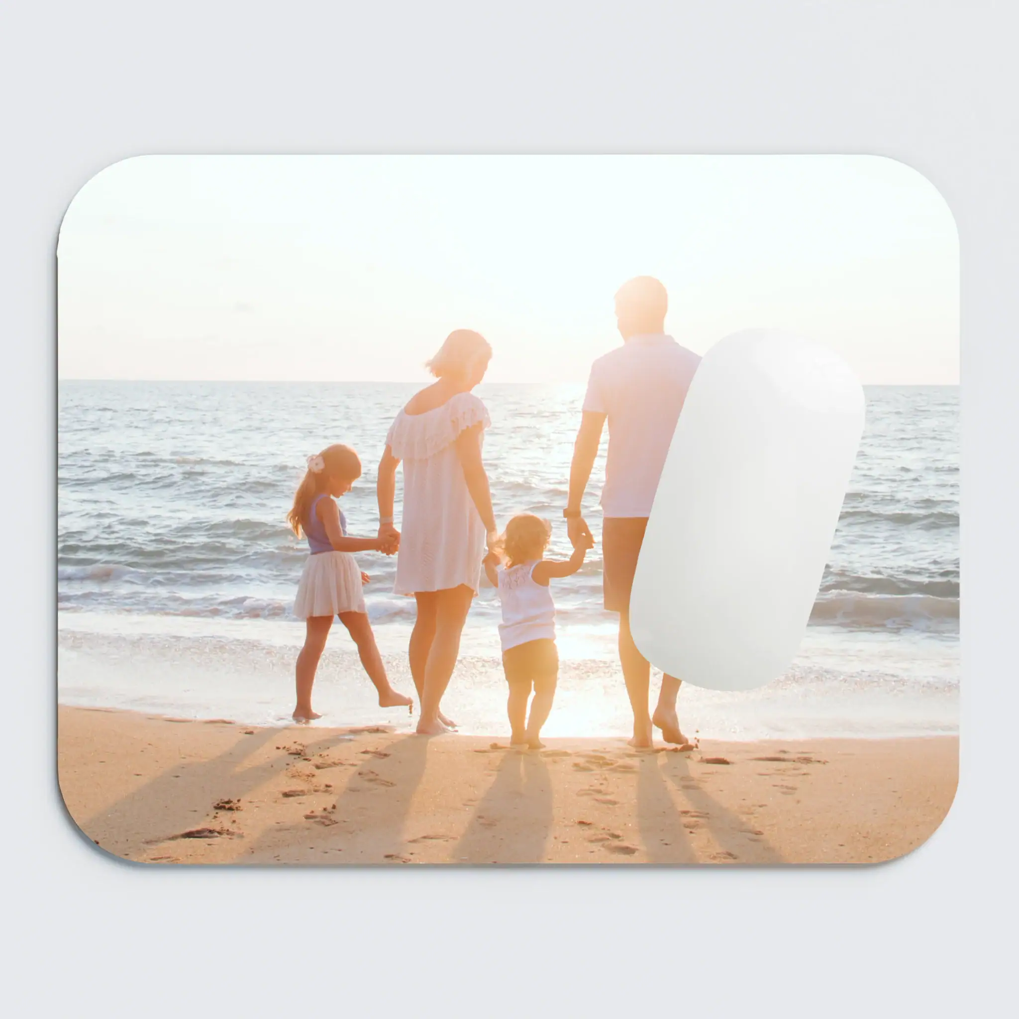 Skfamily na praia ao pôr do sol com crianças e adultos felizes ao mar.