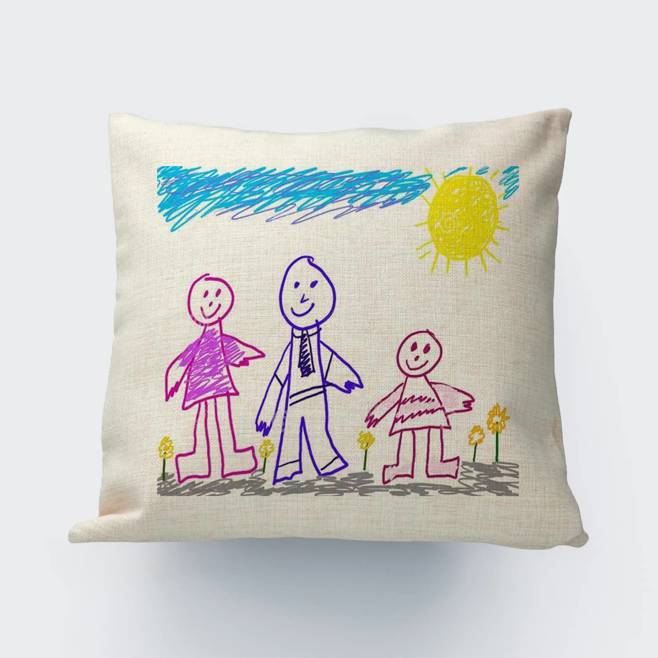 AlmofadaPolilinho Desenho infantil com família feliz, sol, céu azul e flores em almofada decorativa HappyBooks.