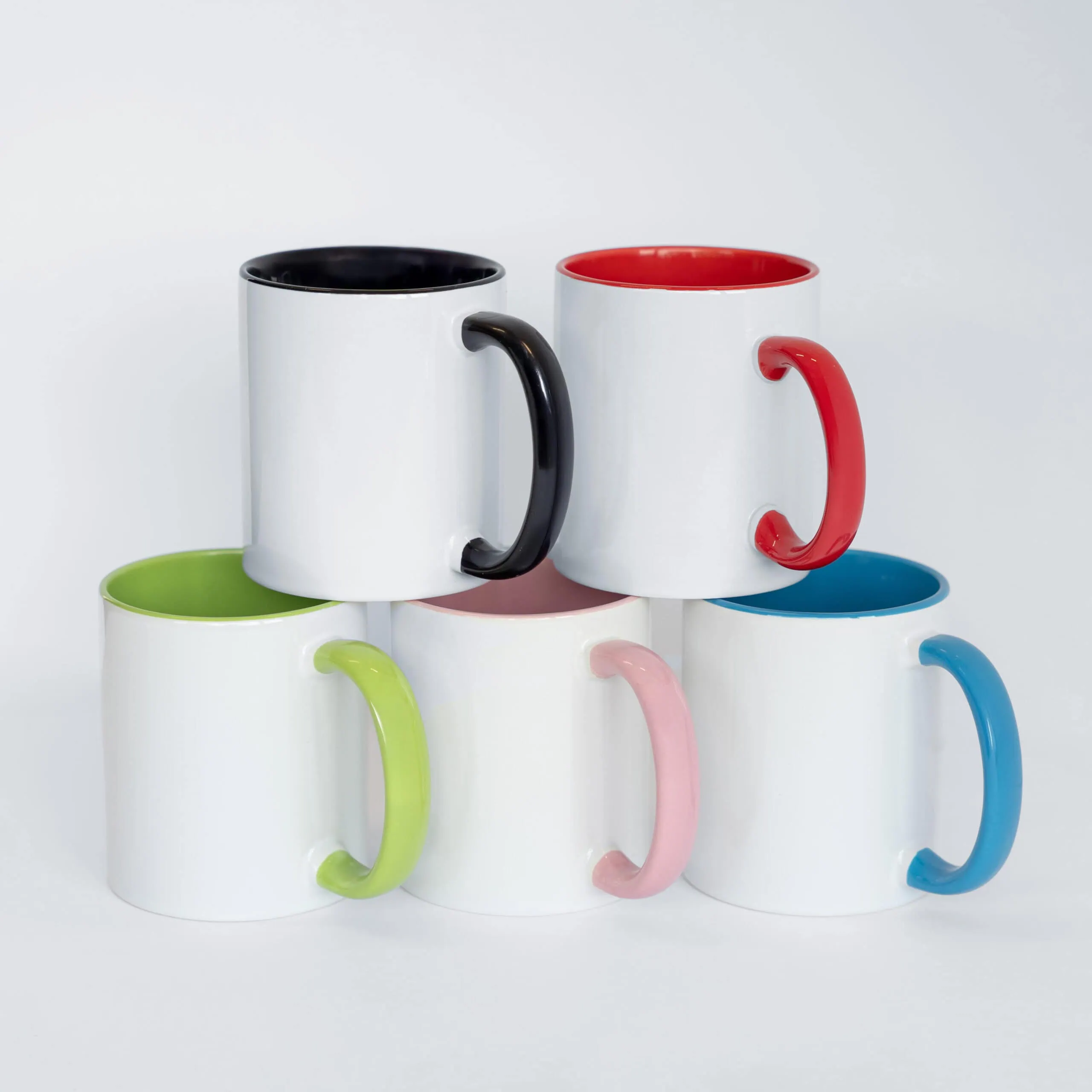 Tazas de cerâmica coloridas com interior e alça contrastantes, design moderno e alegre.