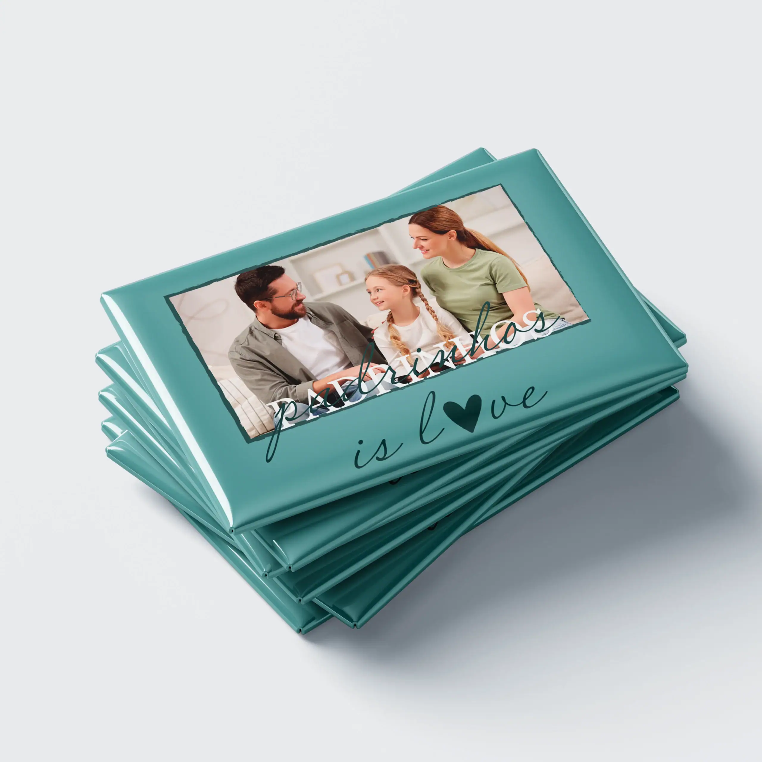 ImanIsLove_02 Família feliz com álbum de fotos personalizado "parabéns é o amor".