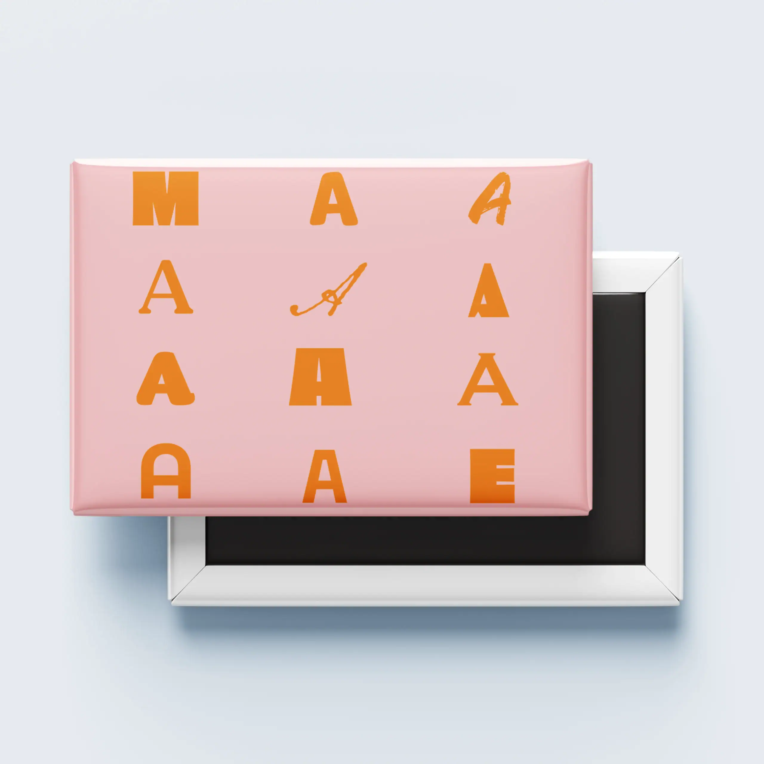 ImanMãe_01 1. Caixa de combinação de letras laranja e rosa com cronômetro de parede.