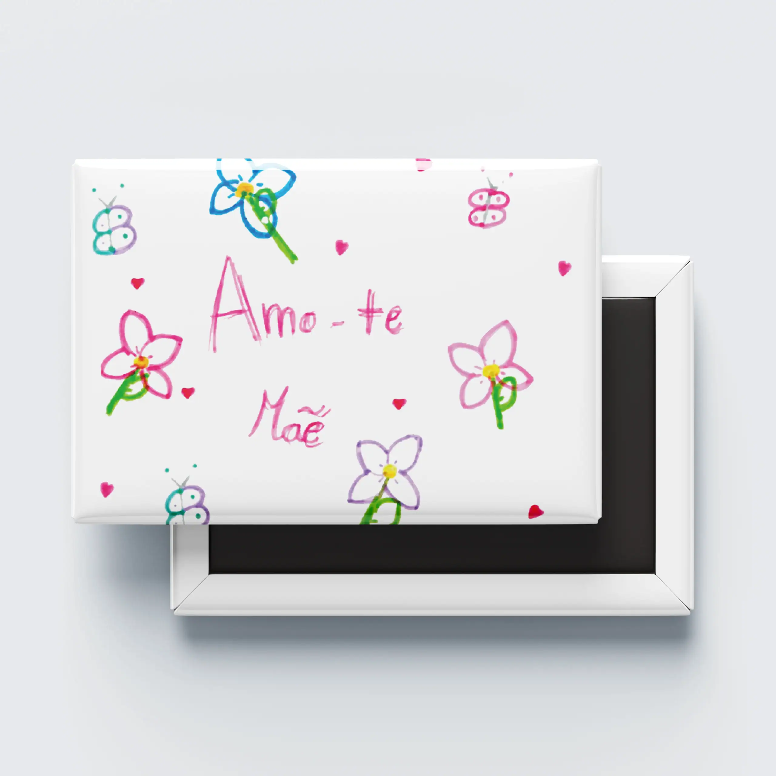 ImanMelhorDesenho_01 Colorido desenho de presente com mensagem "Amo-te Mãe" em letras rosas, rodeado de flores, borboletas e corações.