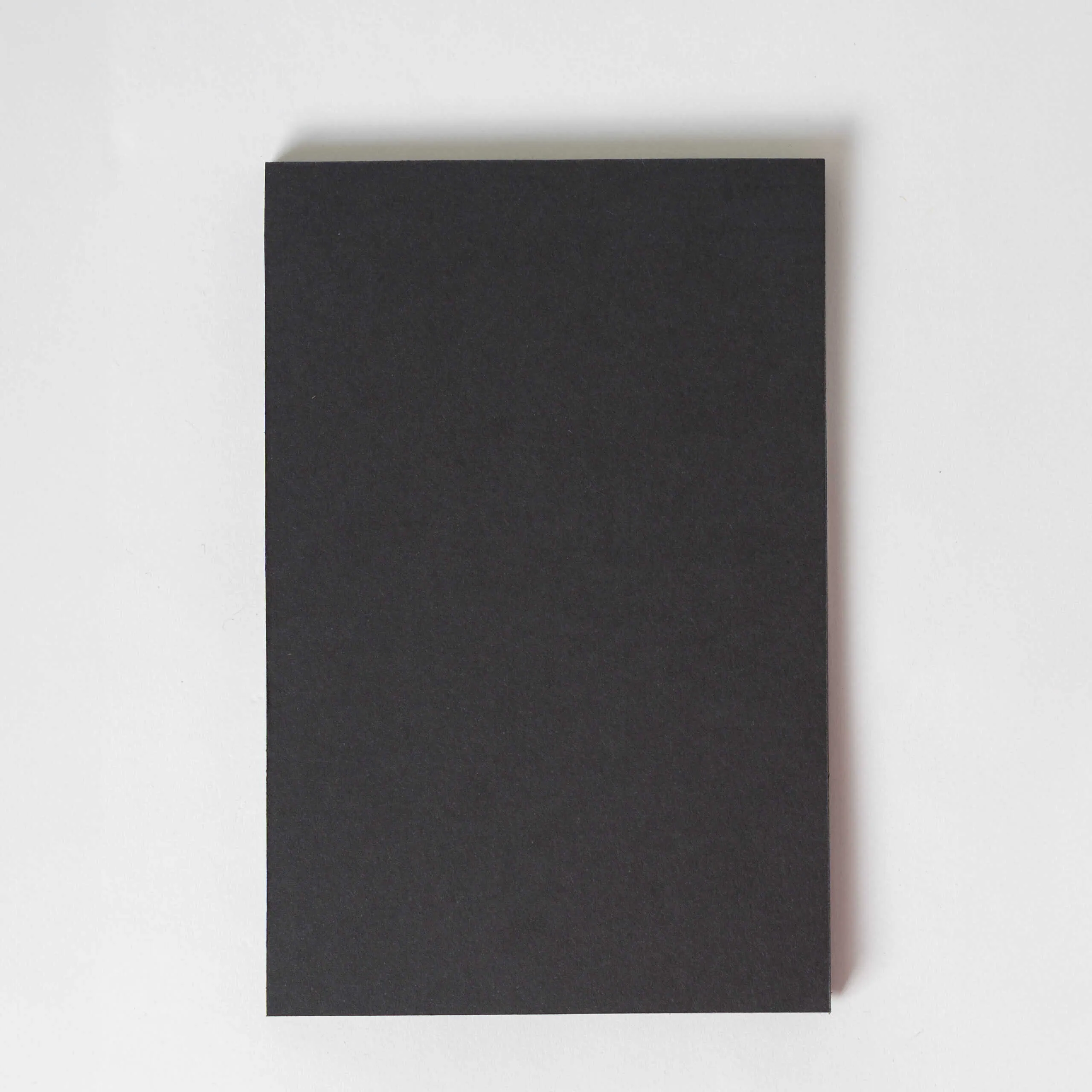 Tamanho de uma capa de livro preto sobre fundo branco.