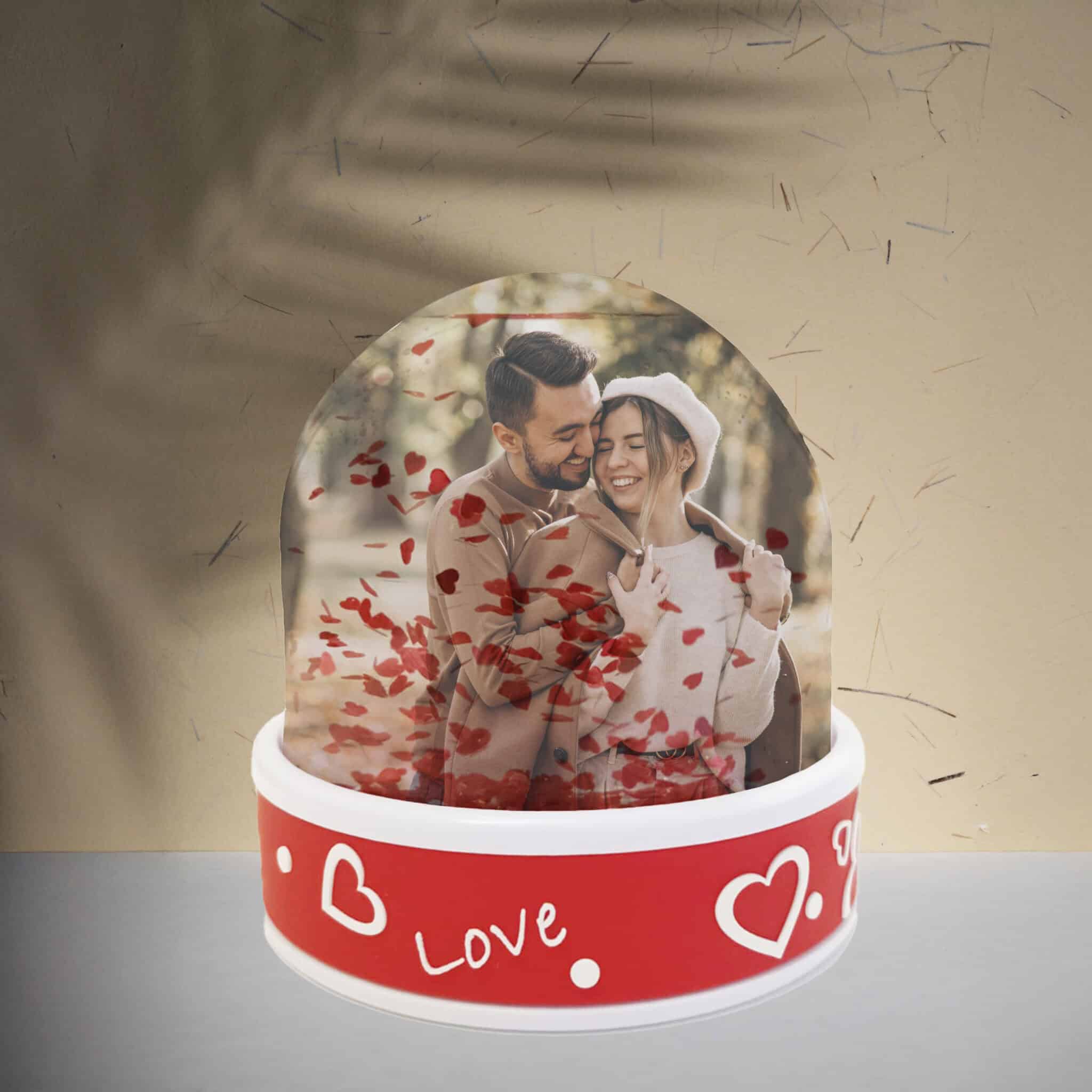 Amor romântico, casal feliz sob a cúpula de vidro com corações vermelhos, símbolo de paixão e afeto.