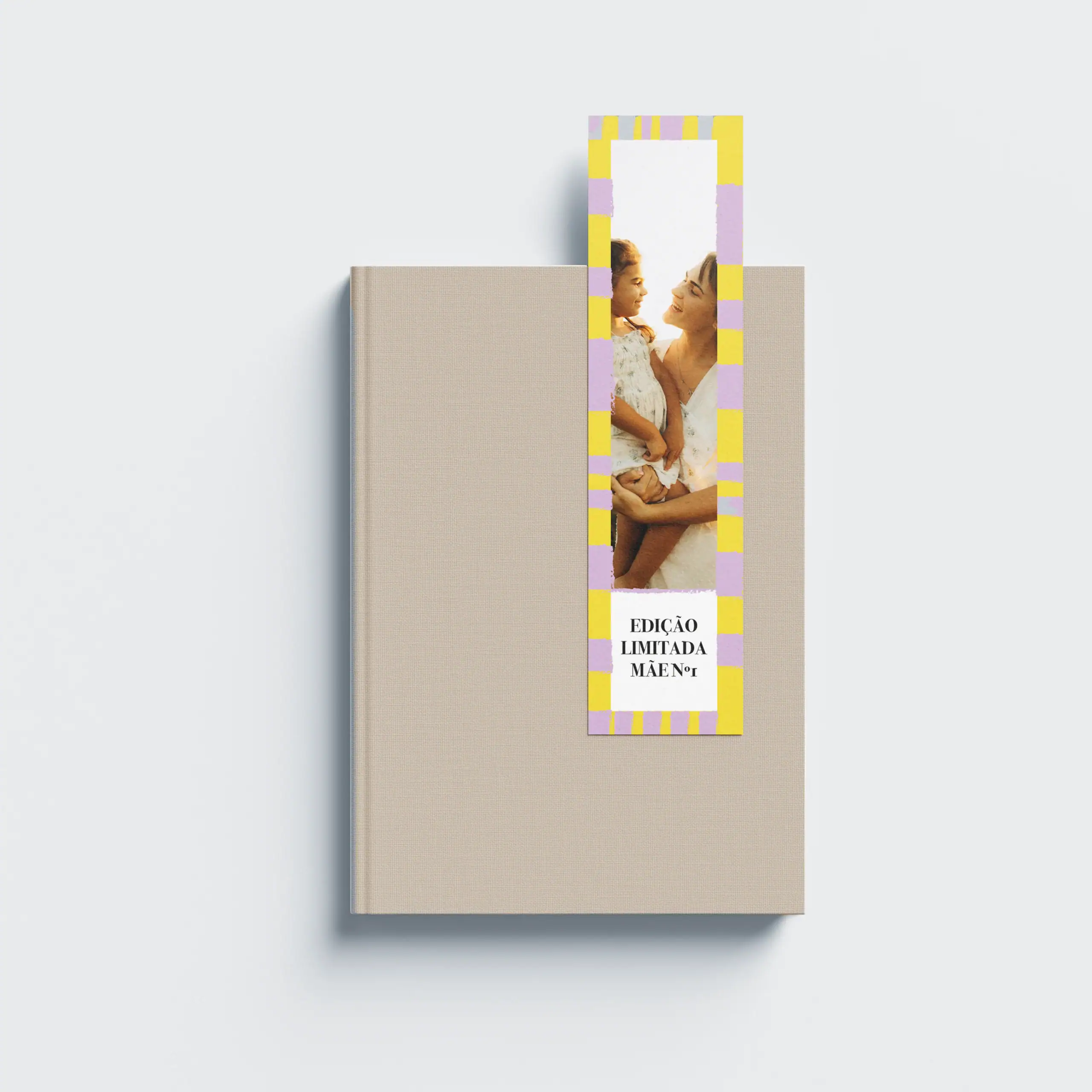 MarcadorEdiçãoMãe_01 Mulher com criança em livro de edição limitada, arte e histórias infantis, presente ideal para mãe e filha.