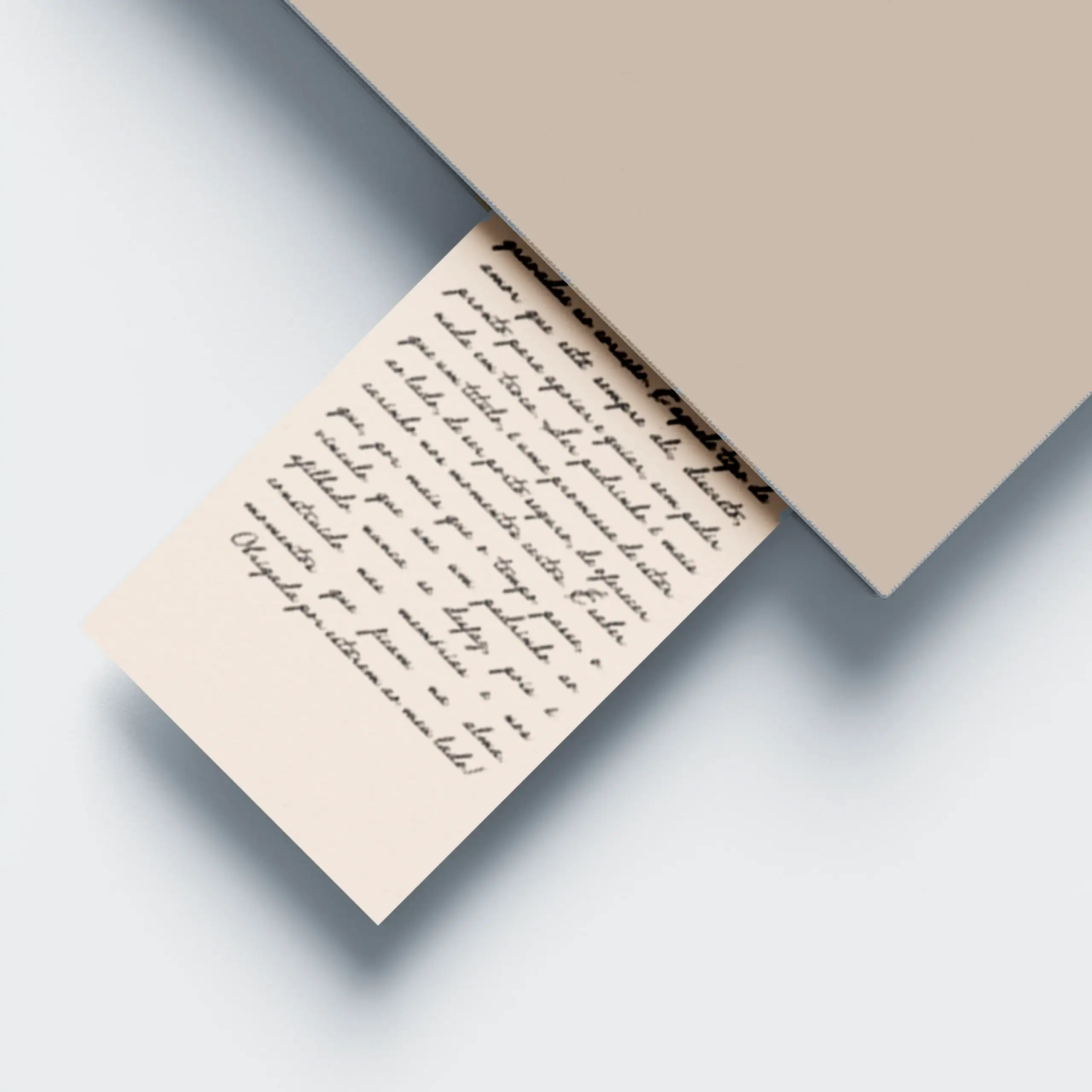 MarcadorLovePadrinhos_02 Verso de carta manuscrita em livro de capa dura bege; leitura literária e escrita criativa.