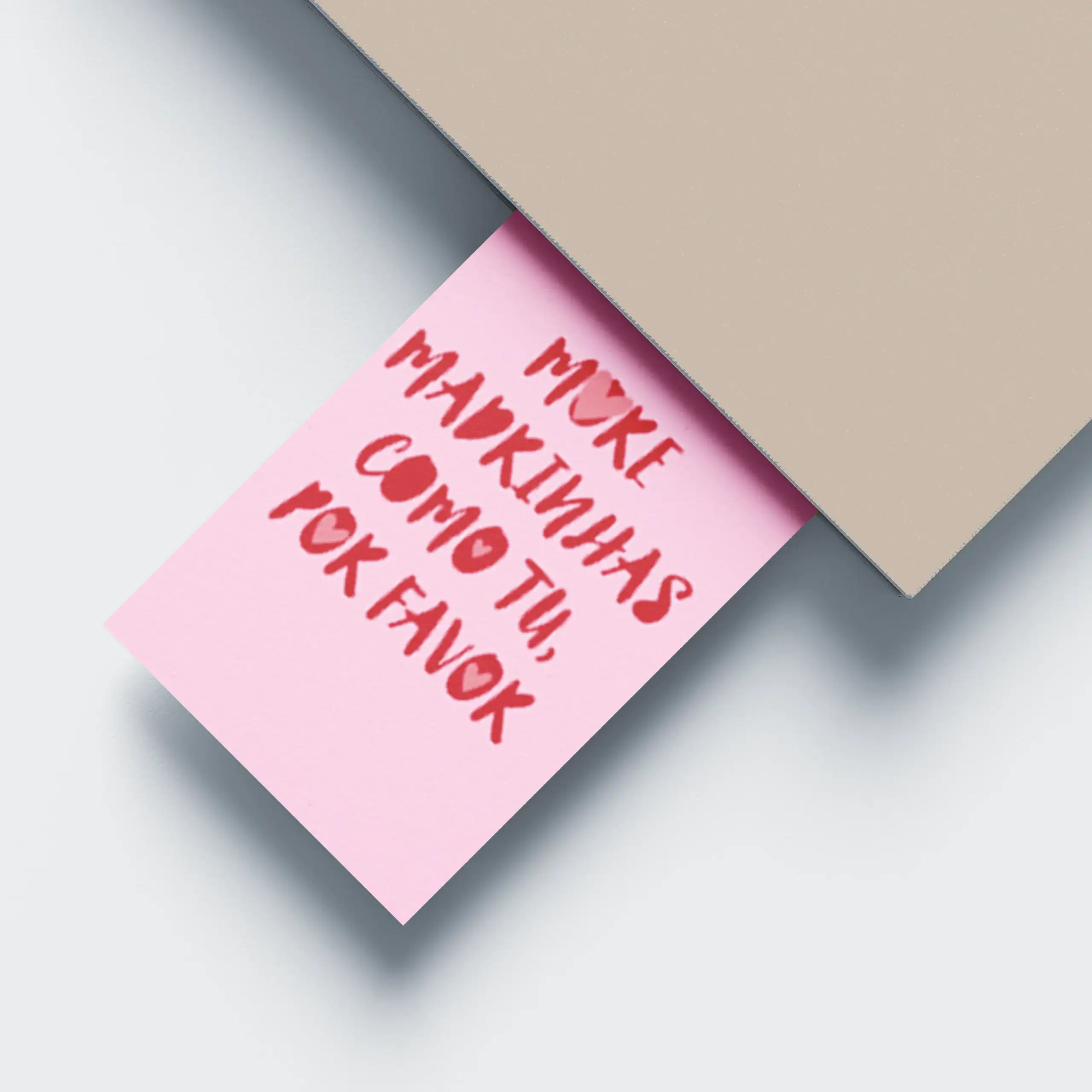 MarcadorMadrinhasComoTu_02 Ecor de mensagem motivacional em papel rosa na caixa de cartão bege, conceito de inspiração.