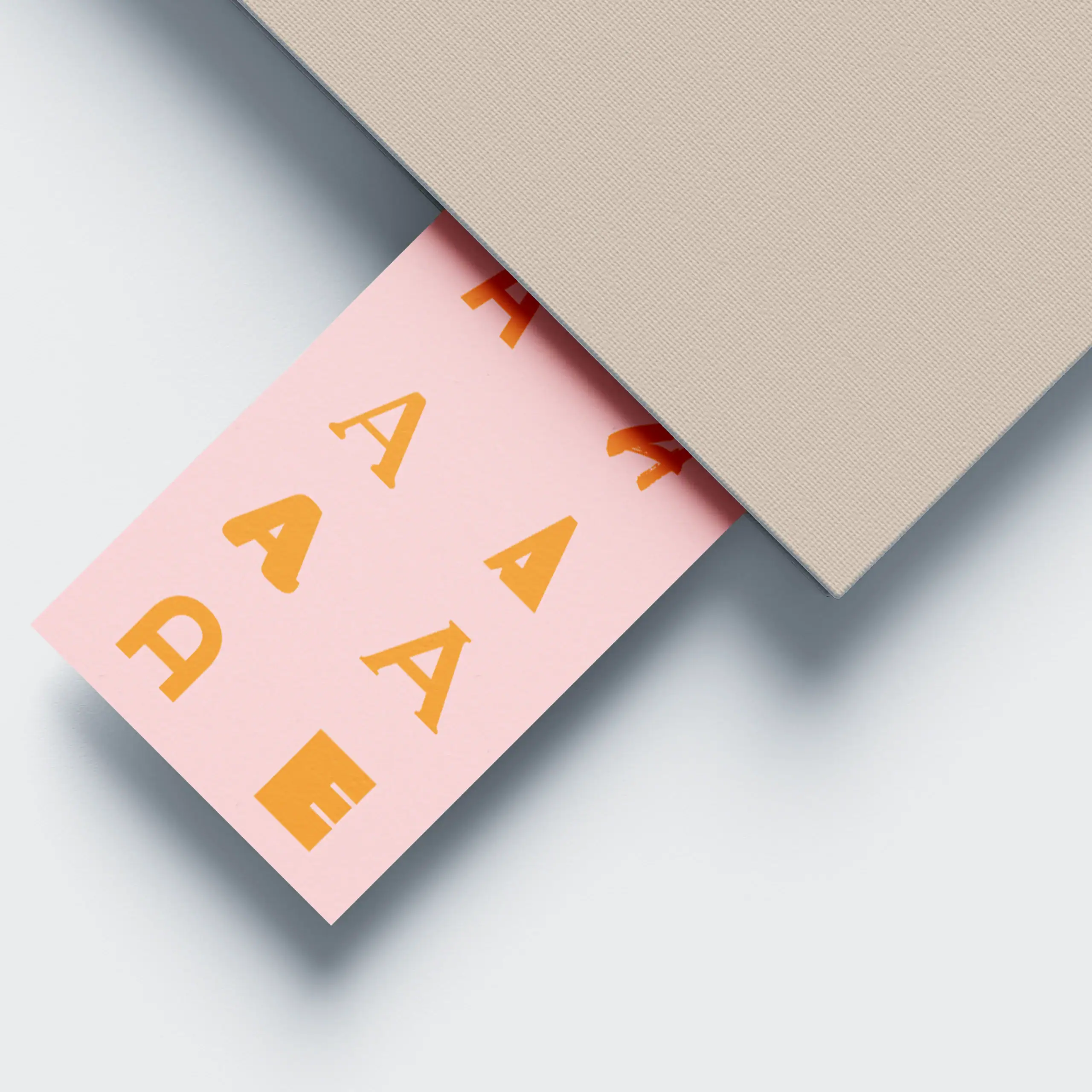 MarcadorMãe_02 Cartaz rosa com letras laranja "FADA" a sair de uma caixa de papel kraft e azul claro.