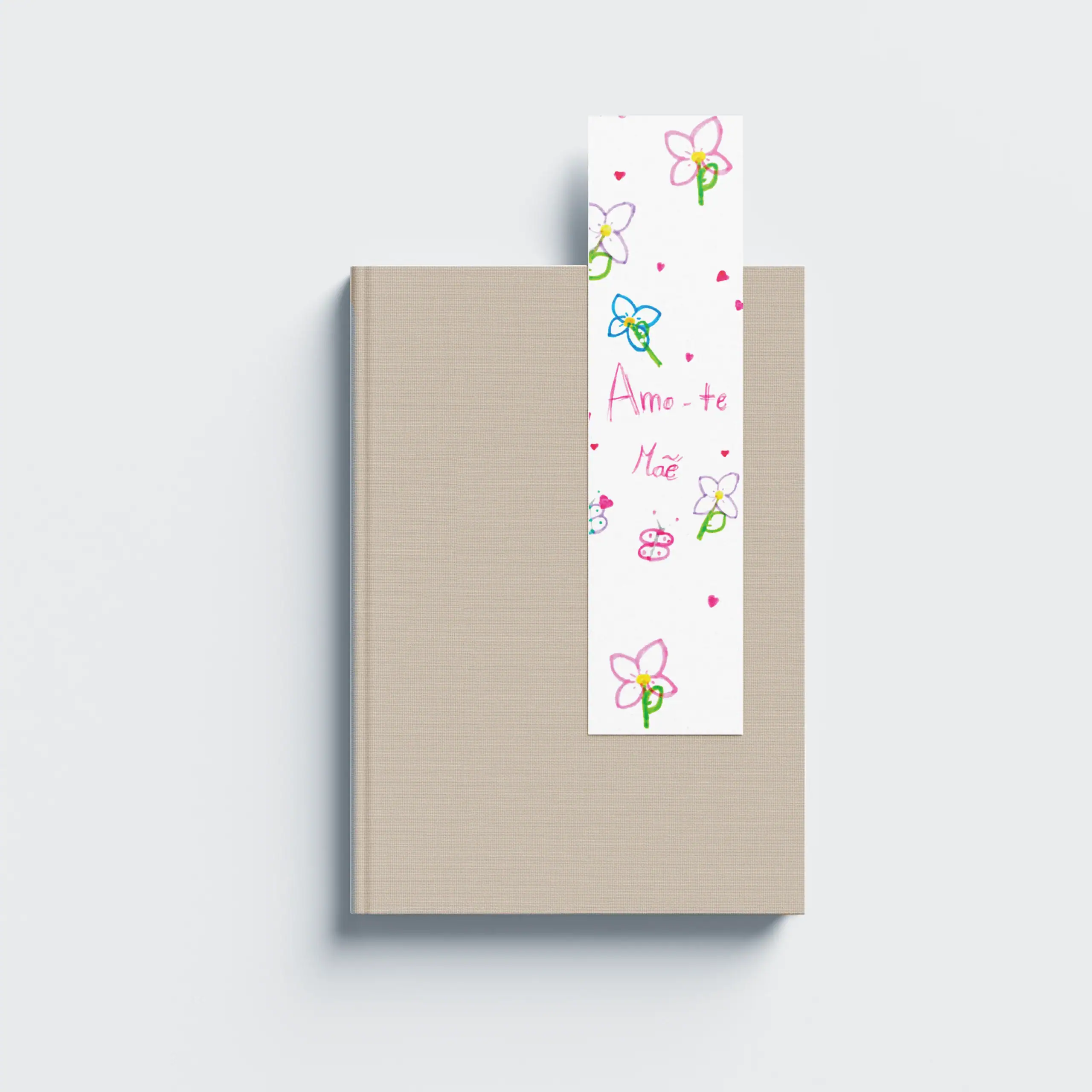MarcadorMelhorDesenho_01 Capa de livro com faixa de mensagem de amor para mãe, decorada com flores coloridas e corações.