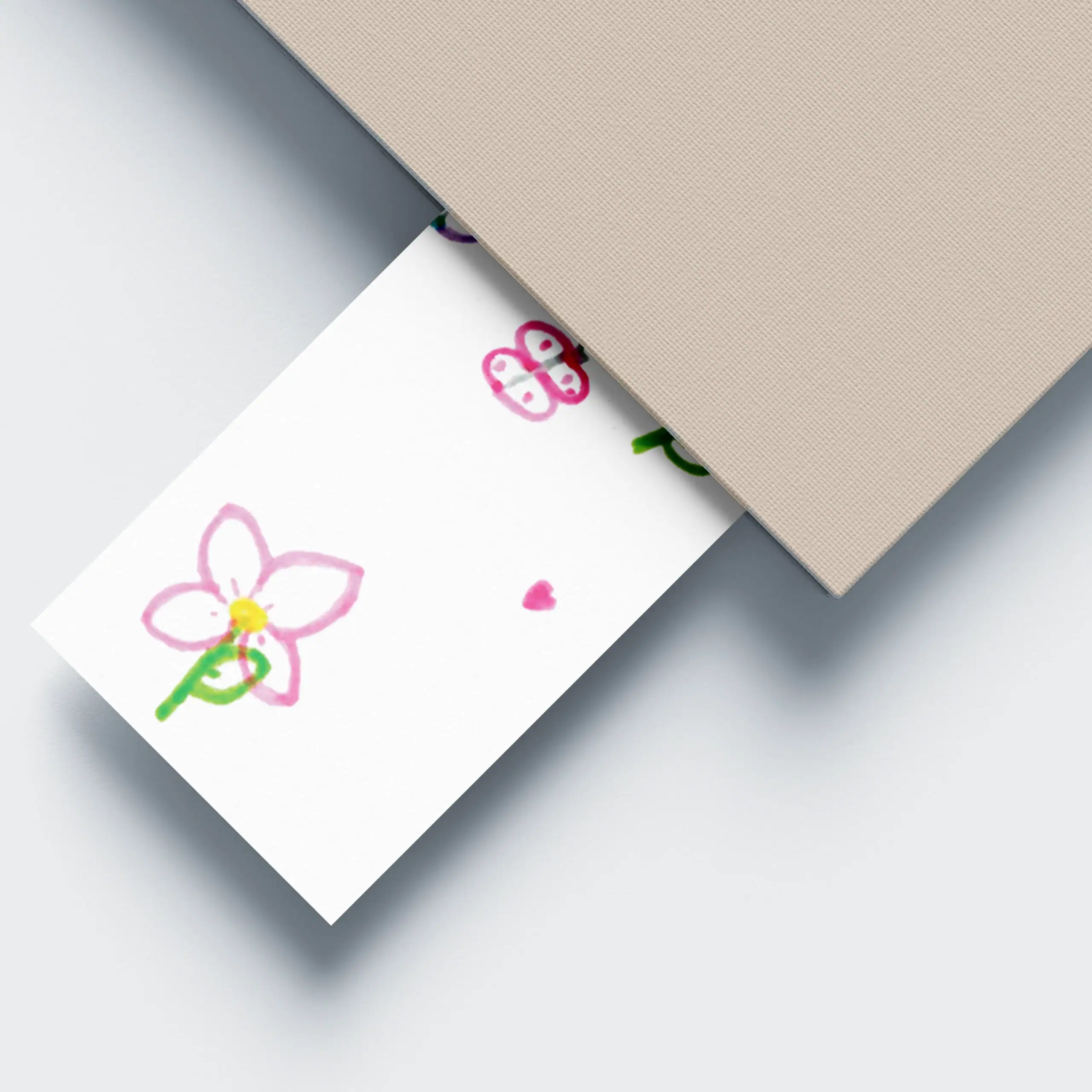MarcadorMelhorDesenho_02 Bonito desenho de flor e borboleta feito à mão numa nota de papel branco para crianças com tema infantil.