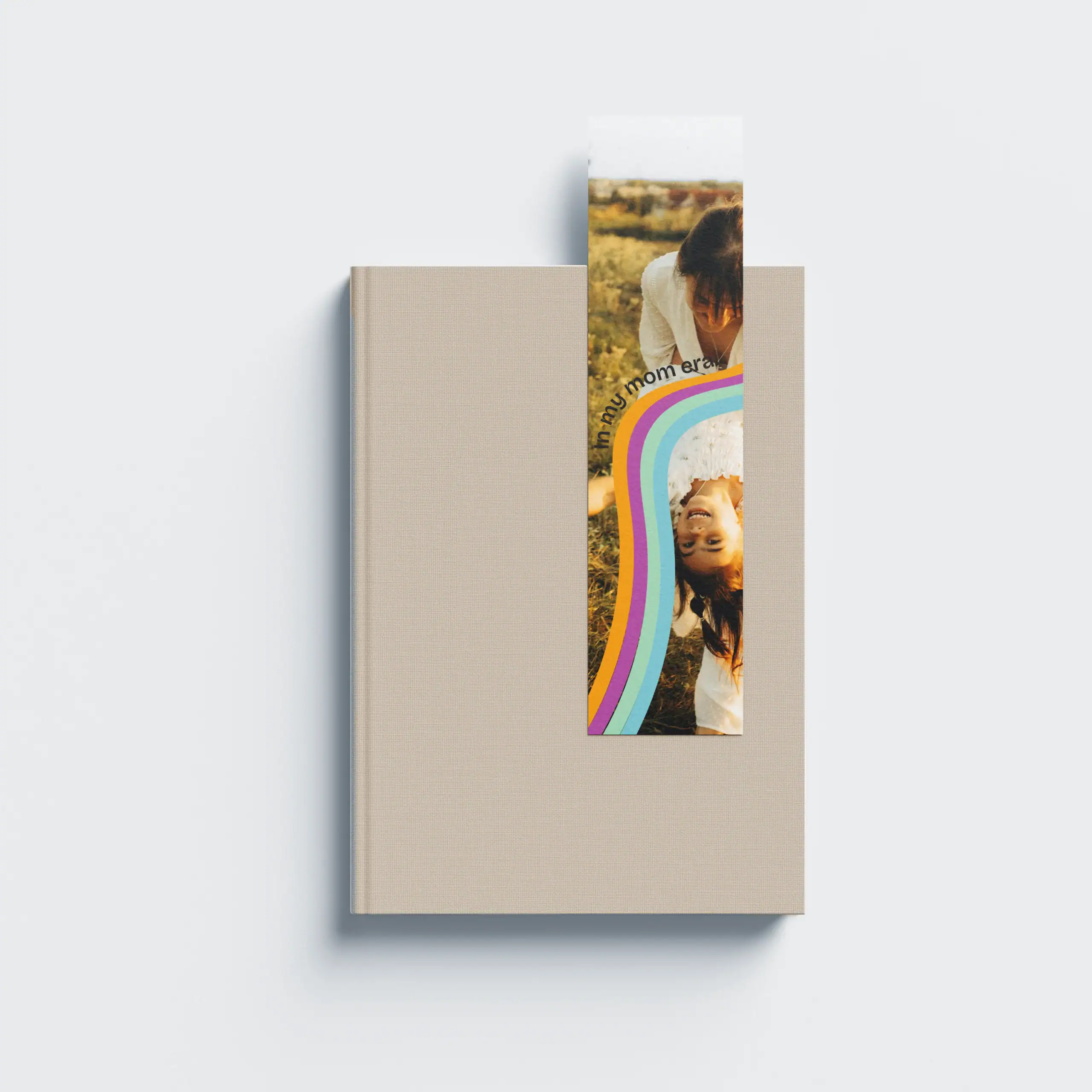 MarcadorMomEra_01 Àrvore de livro personalizado com retrato de mãe e filha em campo, lembrete de momentos inesquecíveis em família.