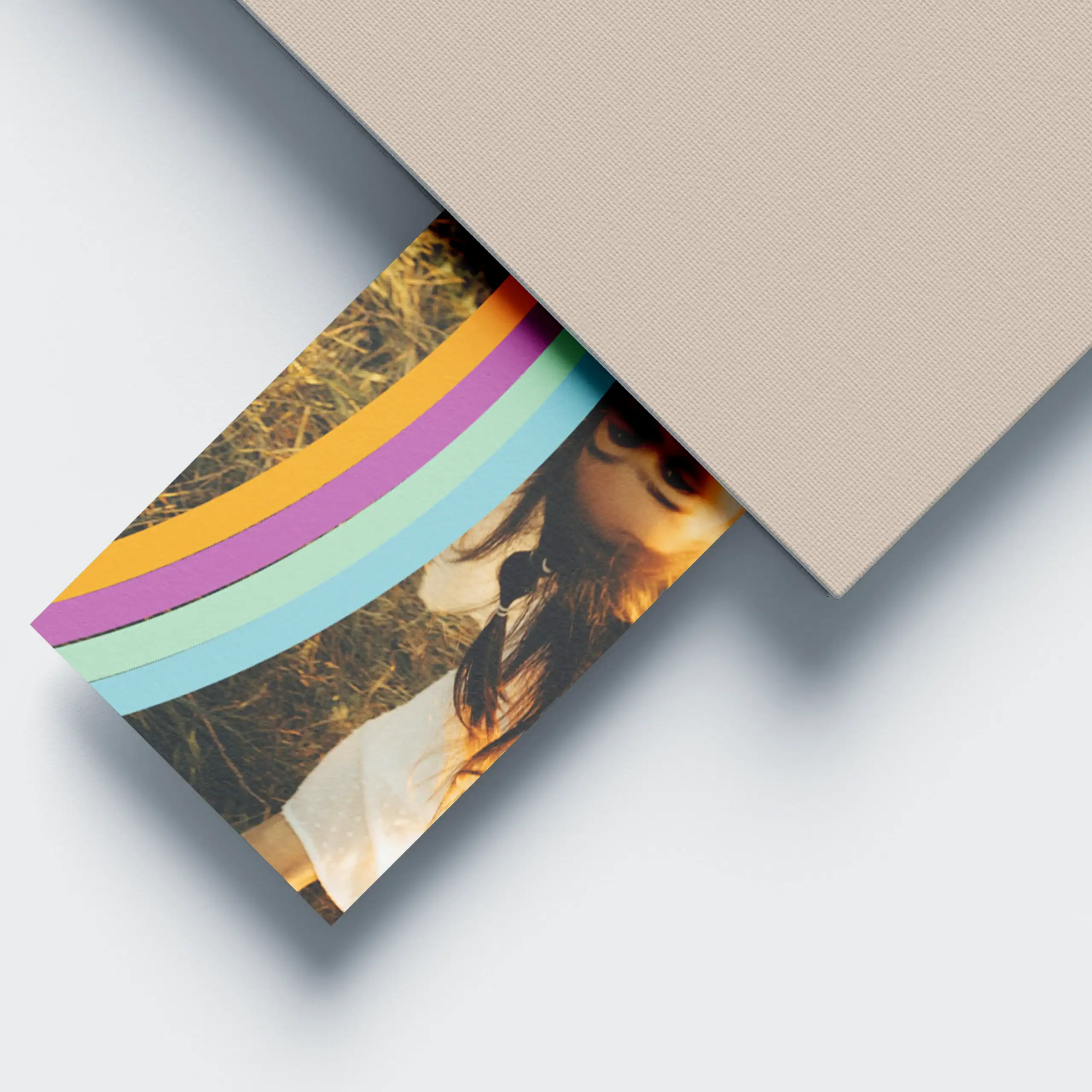 MarcadorMomEra_02 Cores coloridas e uma criança sorridente em uma caixa de livros ilustrada.