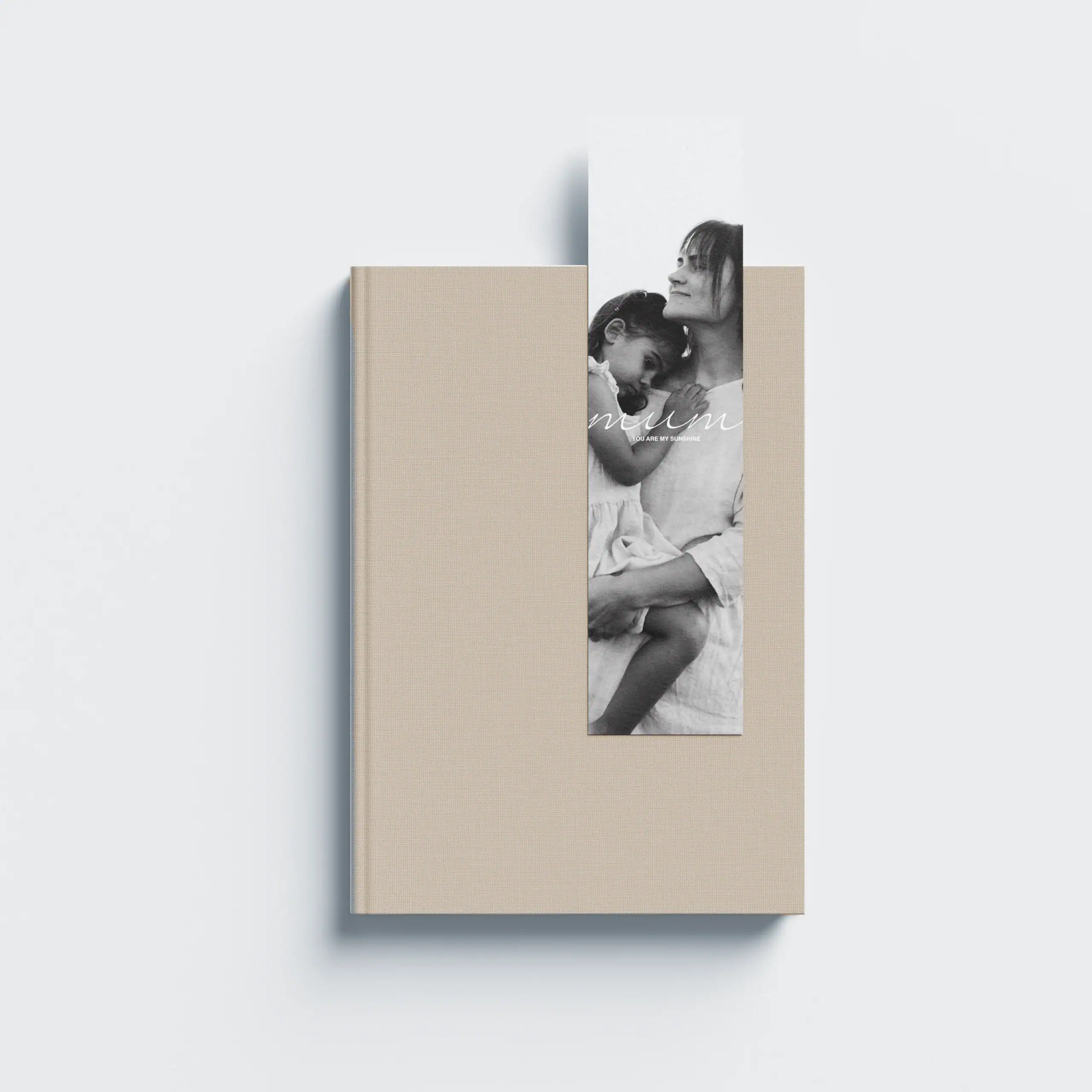 MarcadorMum_01 Padroeiro de livro de capa dura com foto de mãe e filha em tons de preto e branco.