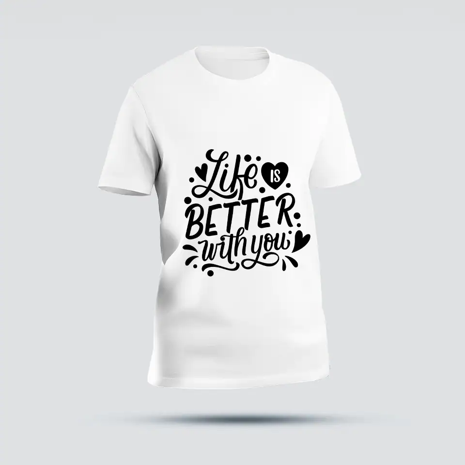 TShirtLifeIsBetter Fémina usando t-shirt com mensagem motivacional sobre vida e amor.