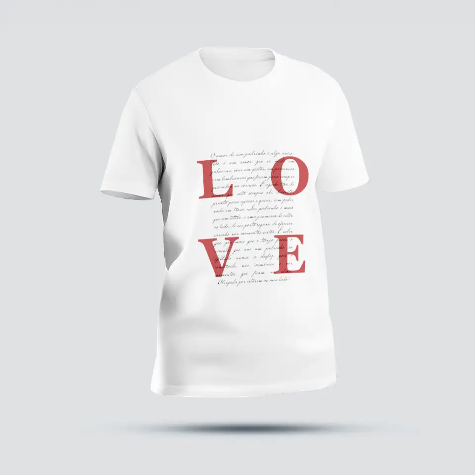 TShirtLovePadrinhos Camiseta branca com design de mensagem de amor LOVE em letras vermelhas e fundo de texto manuscrito.
