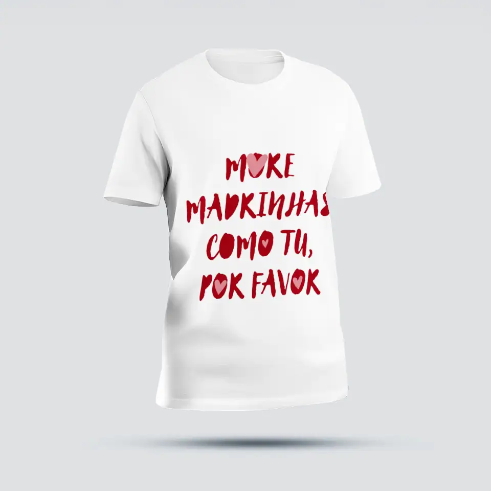 TShirtMadrinhasComoTu Mulher, com uma t-shirt branca com frase "Mais makinhas como tu, por favor" em letras vermelhas com corações.