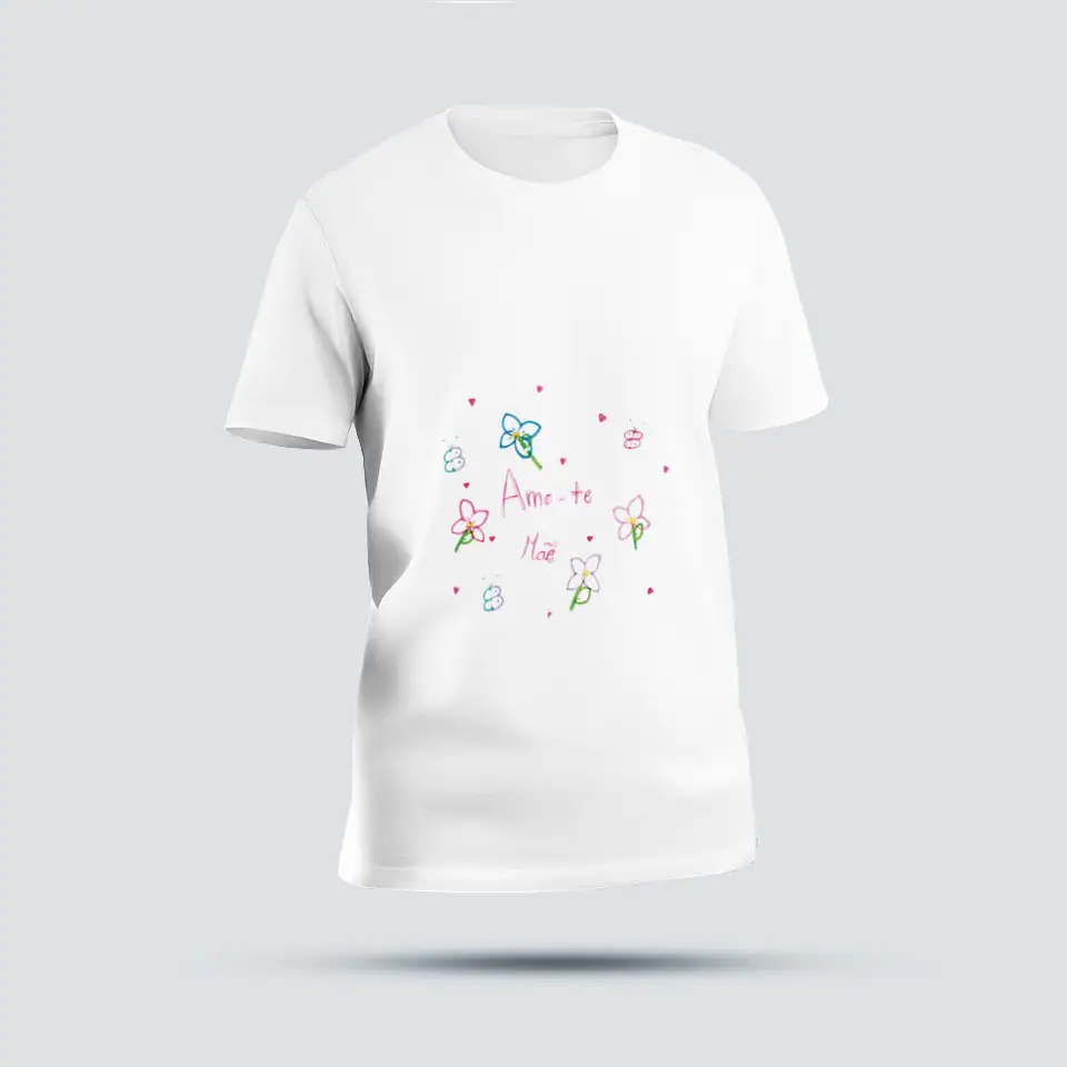 TShirtMelhorDesenho A camisa branca com mensagem amorosa e desenhos florais e borboletas, ideal para presentear quem ama.