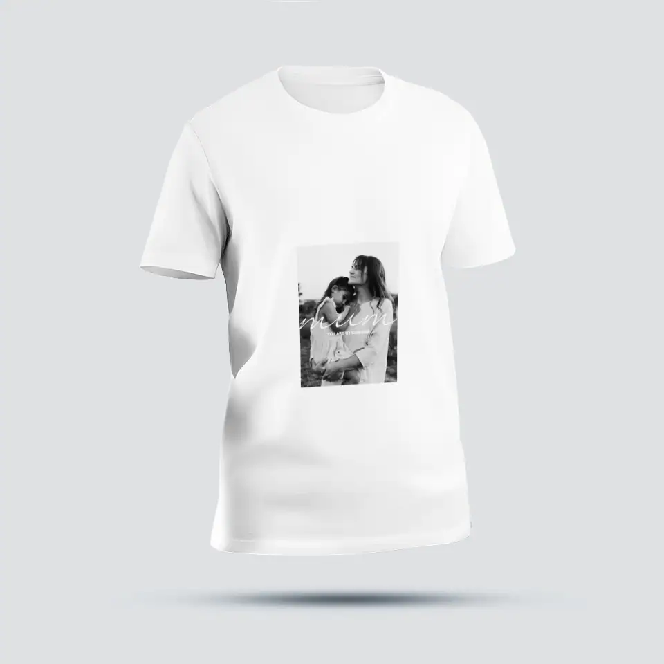 TShirtMum 1. Camiseta branca com imagem de mãe e filho, estilo minimalista, T-shirt moda feminina.