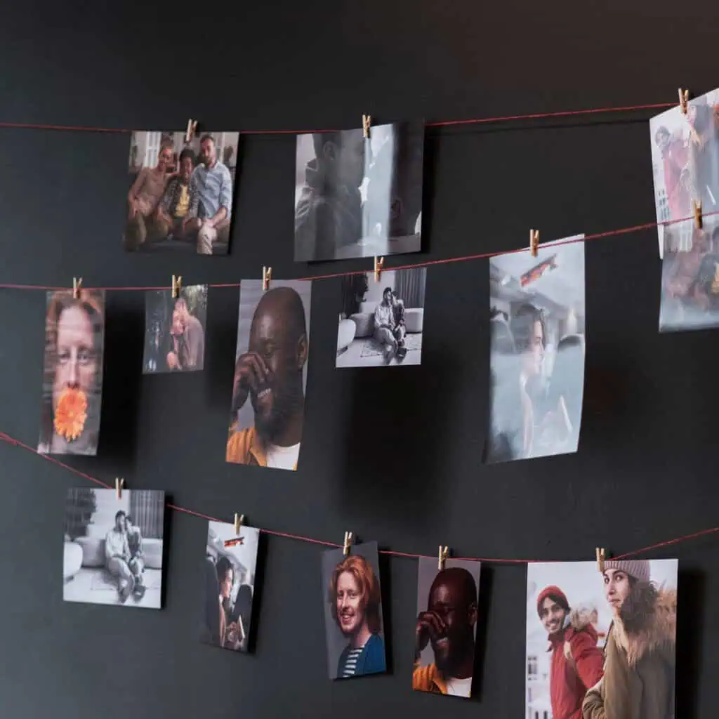 Fotos de pessoas diversas exibidas em exposição fotográfica, promovendo arte, criatividade e expressão visual.