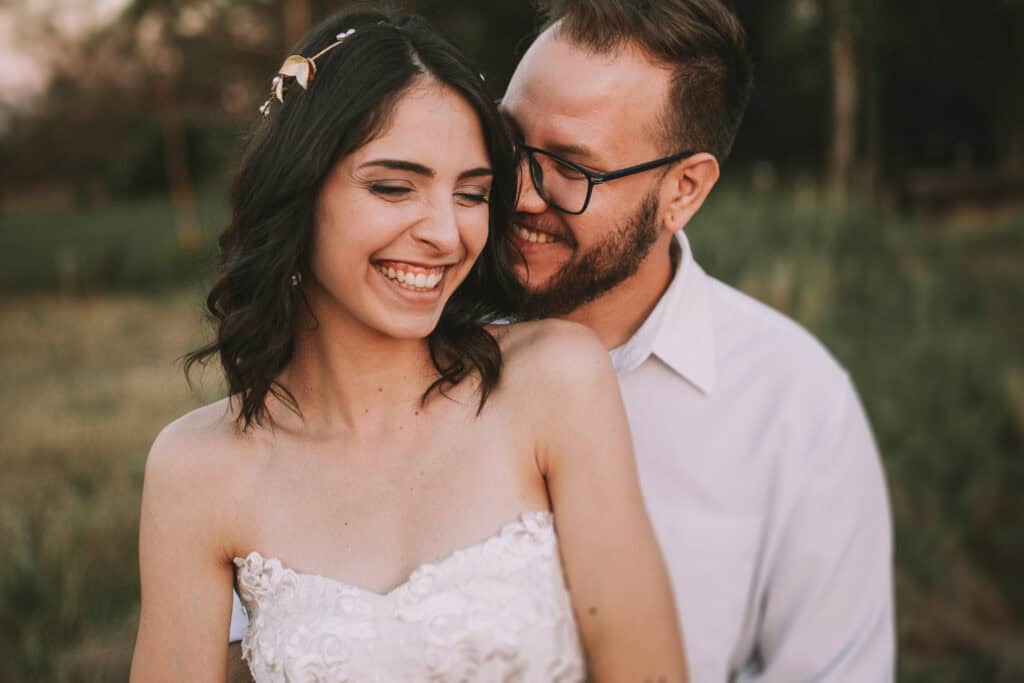 Encantadora foto de um casal sorridente ao ar livre, transmitindo alegria, amor e felicidade.