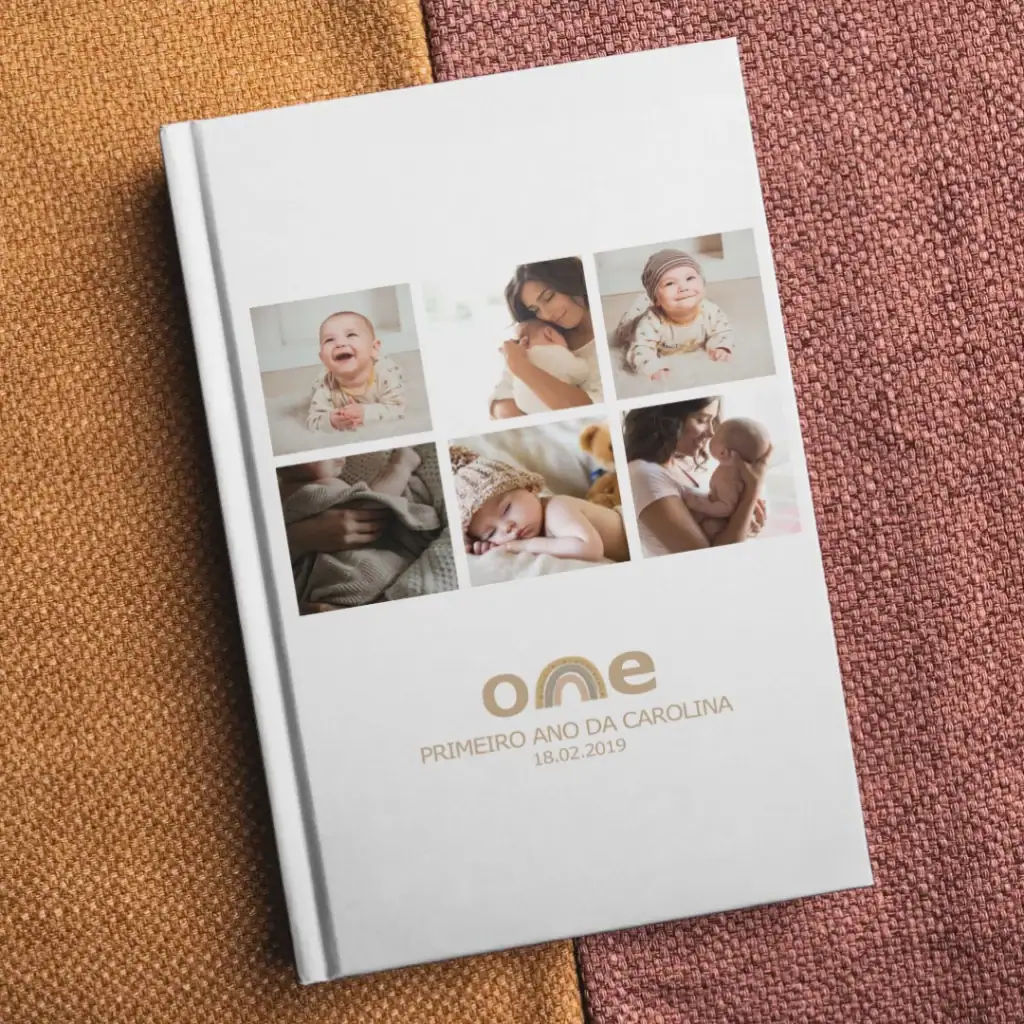 1. Álbum de fotos personalizado do primeiro ano do bebê Carolina com recordações especiais.