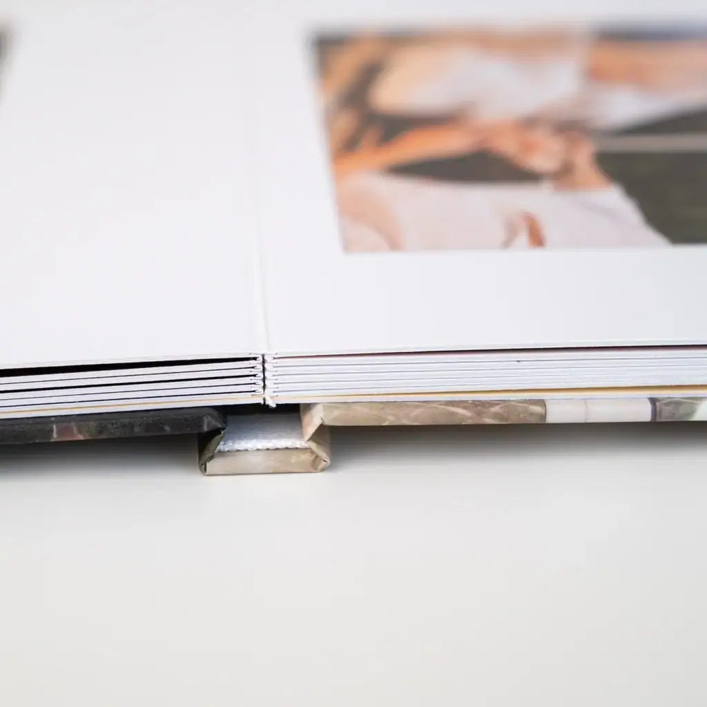 1. Catálogo de livros do HappyBooks em formato de álbum fotográfico de alta qualidade.