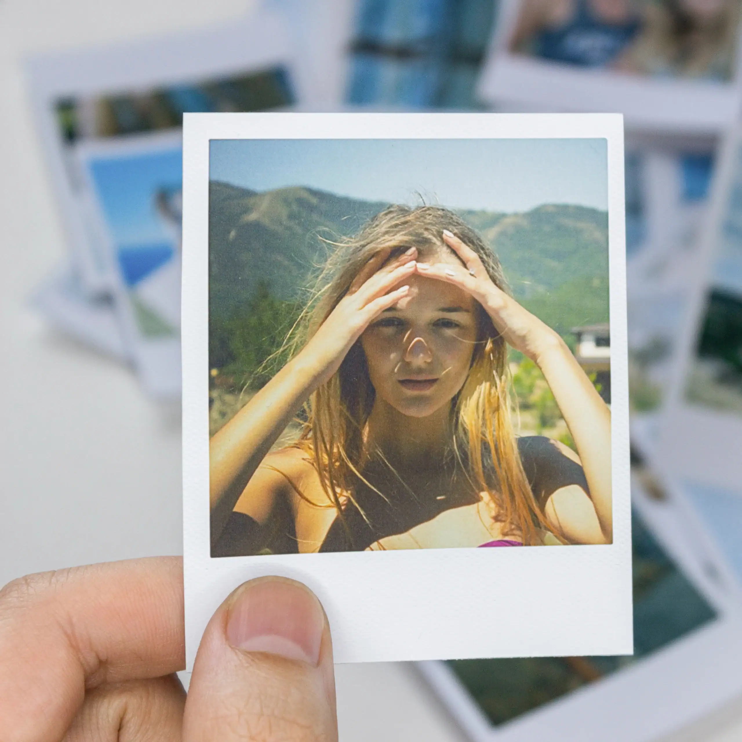Retrato de jovem mulher ao ar livre, simbolizando momentos felizes e histórias em livros, ideal para coleção de fotos e memórias.