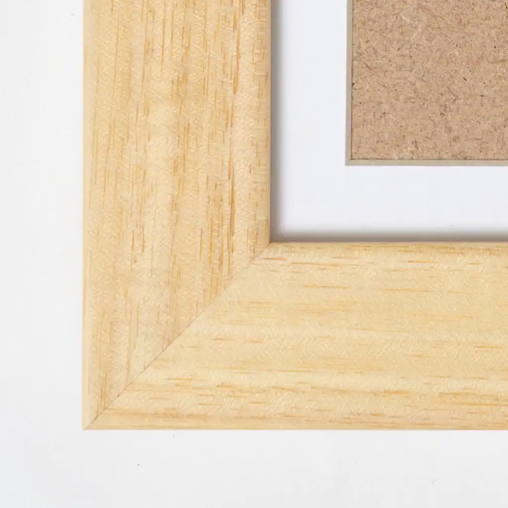 Imagem de moldura de madeira natural com cerca de 45 graus de ângulo, estilo minimalista.