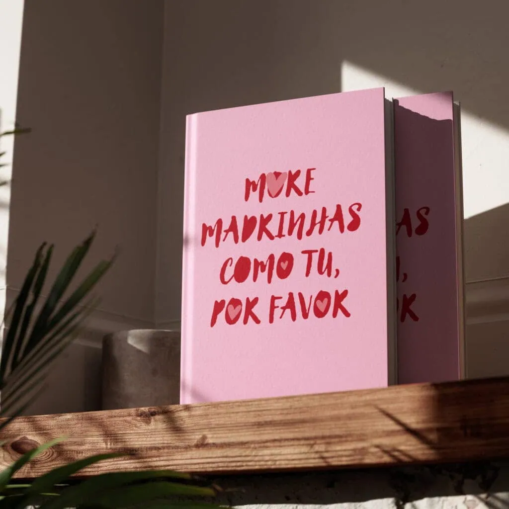 Amor próprio e afirmações positivas em livro rosa com mensagem motivacional.