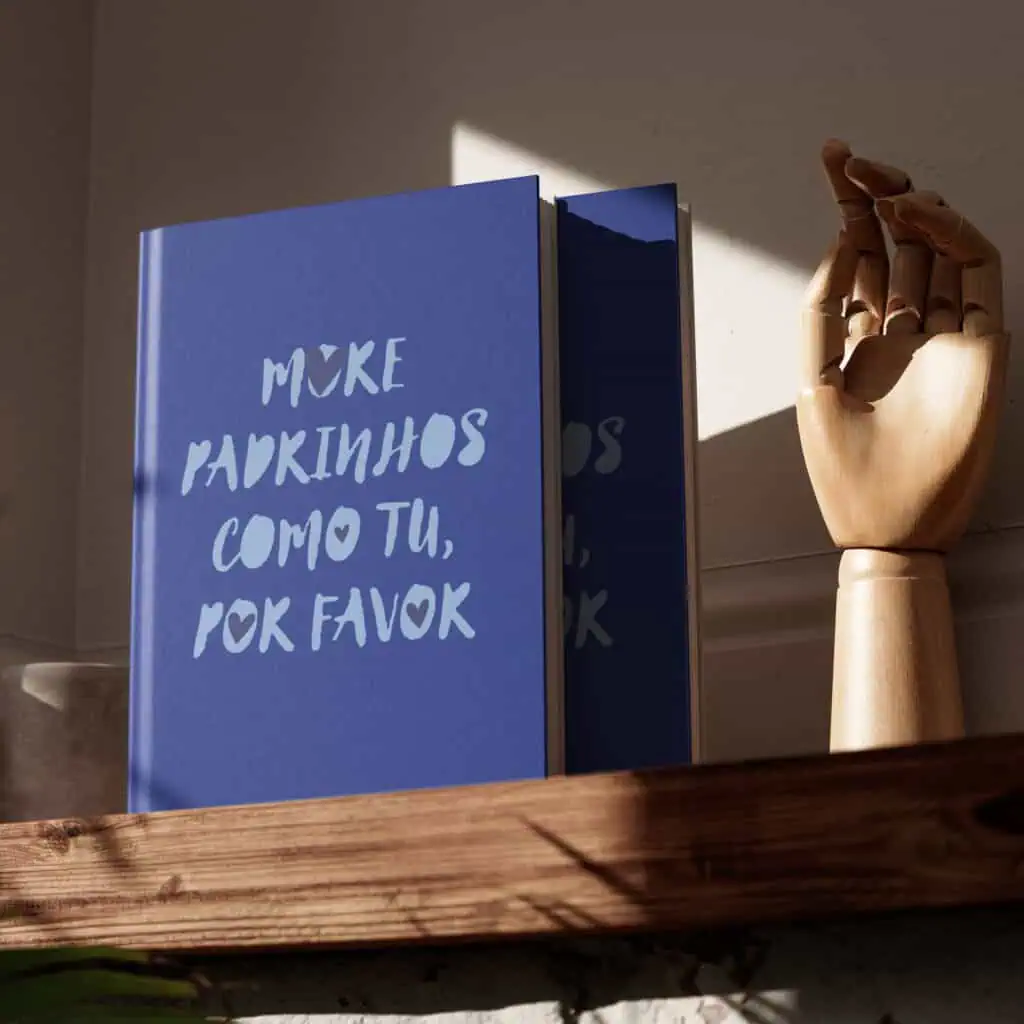Livro azul com mensagem inspiradora sobre adoção de animais, em destaque em decoração moderna.