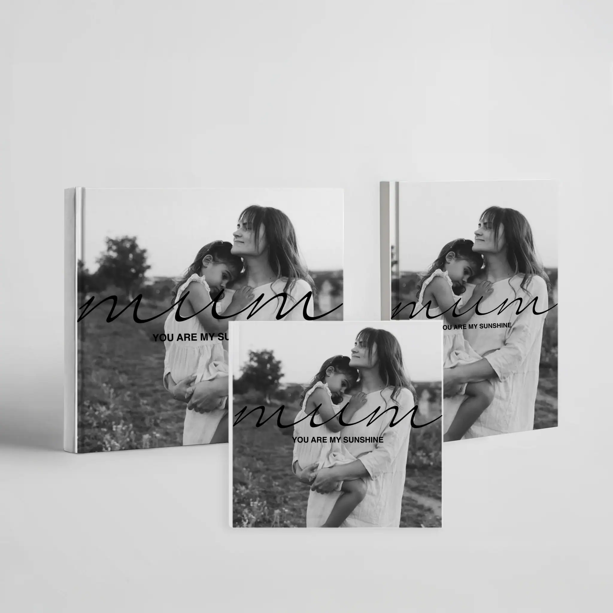 Amor de mãe, livro com foto emocional de mãe e filha ao ar livre, presente perfeito para simbolizar o vínculo maternal.