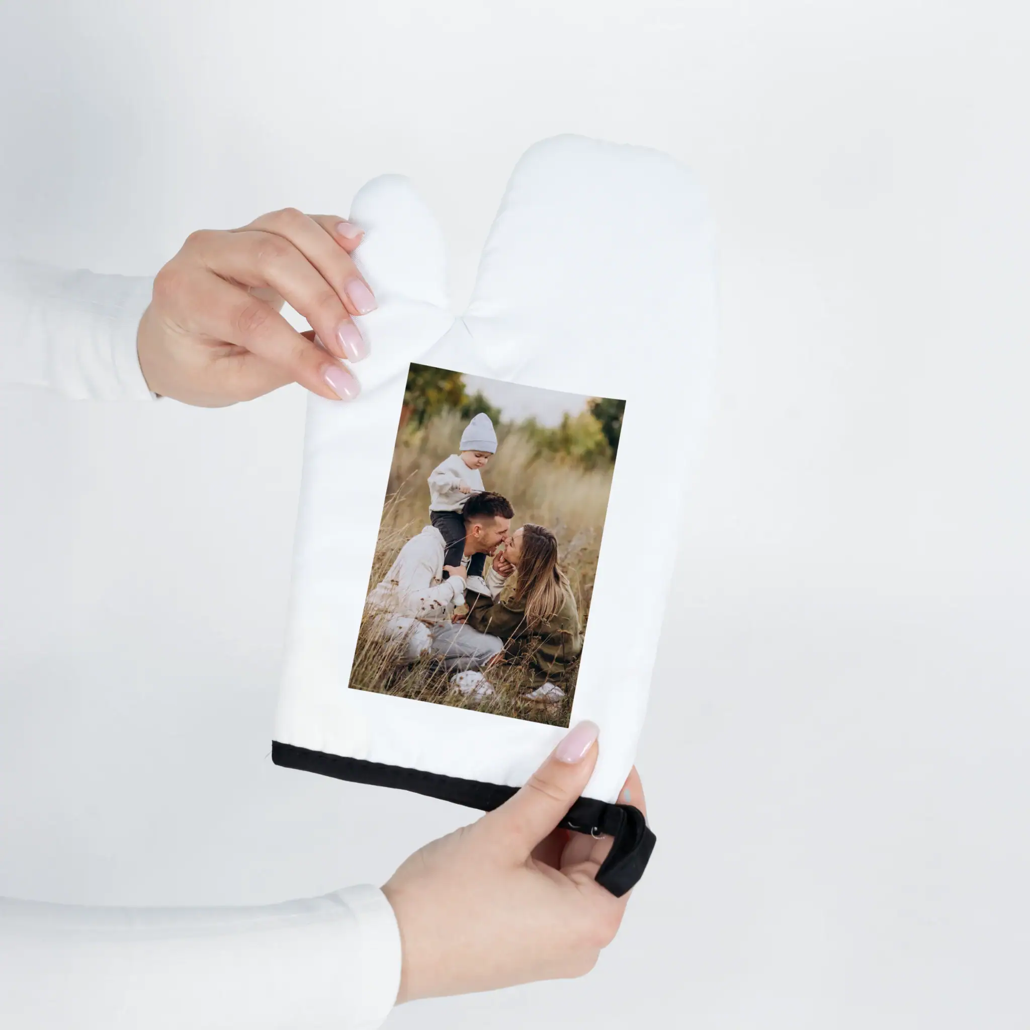 Família com criança em outdoor ao ar livre para impressão de fotos personalizadas e álbuns de memórias.