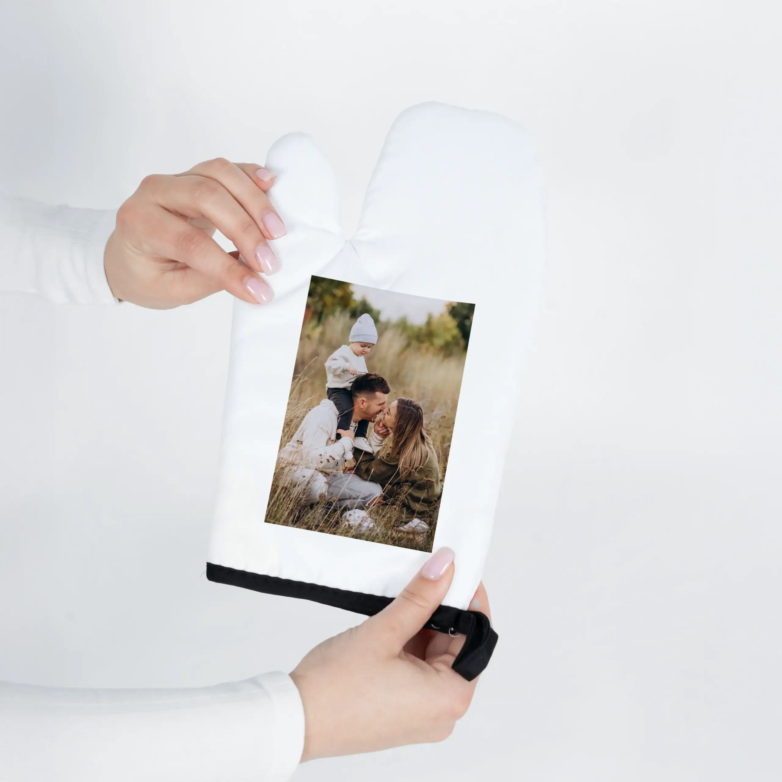 LuivaCozinha_Foto Família com criança em outdoor ao ar livre para impressão de fotos personalizadas e álbuns de memórias.