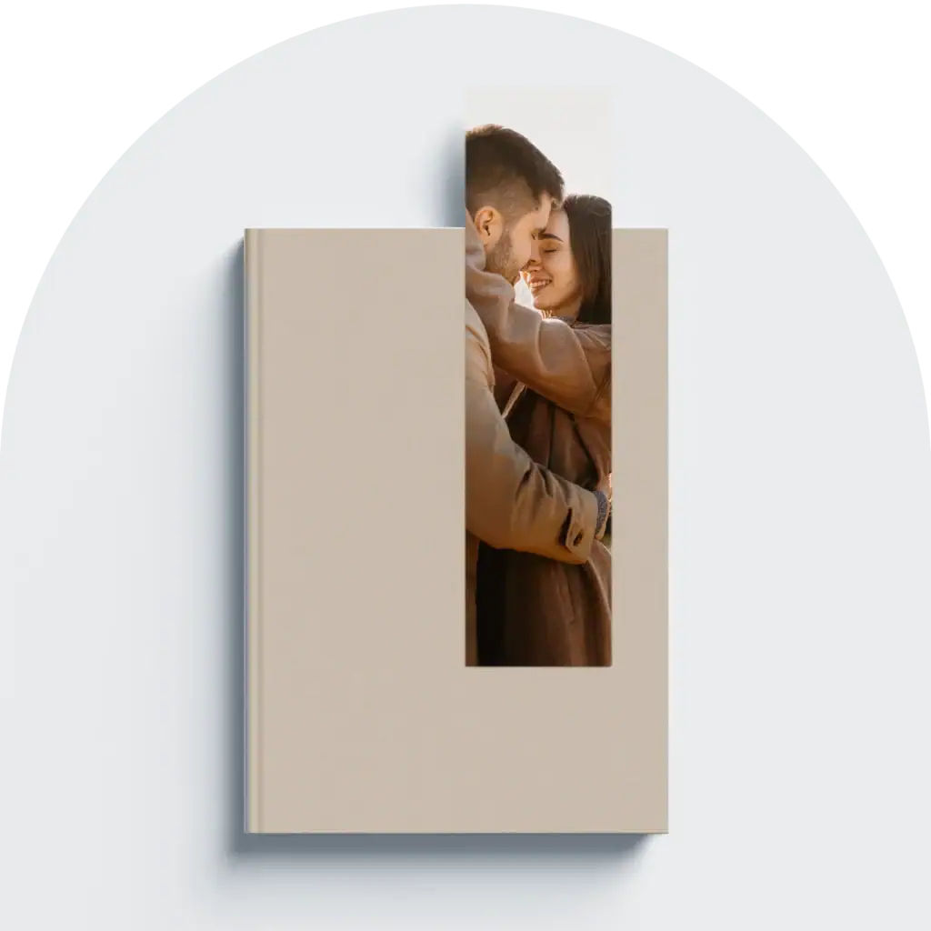 Capa de livro bege com janela mostrando casal feliz abraçado.