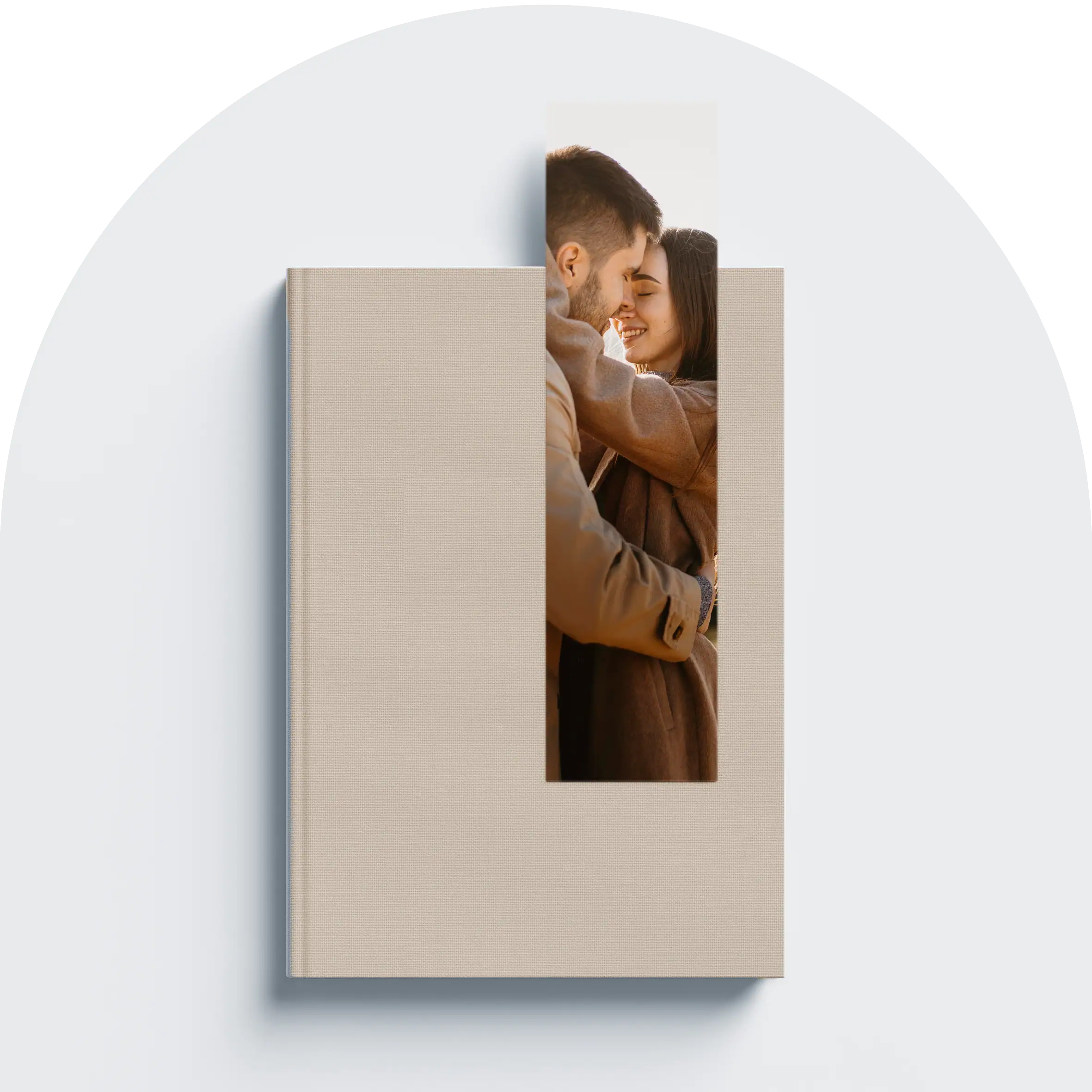 Capa de livro bege com janela mostrando casal feliz abraçado.
