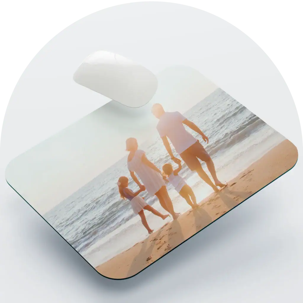 Família a caminhar na praia ao pôr do sol, momento de harmonia e conexão familiar.