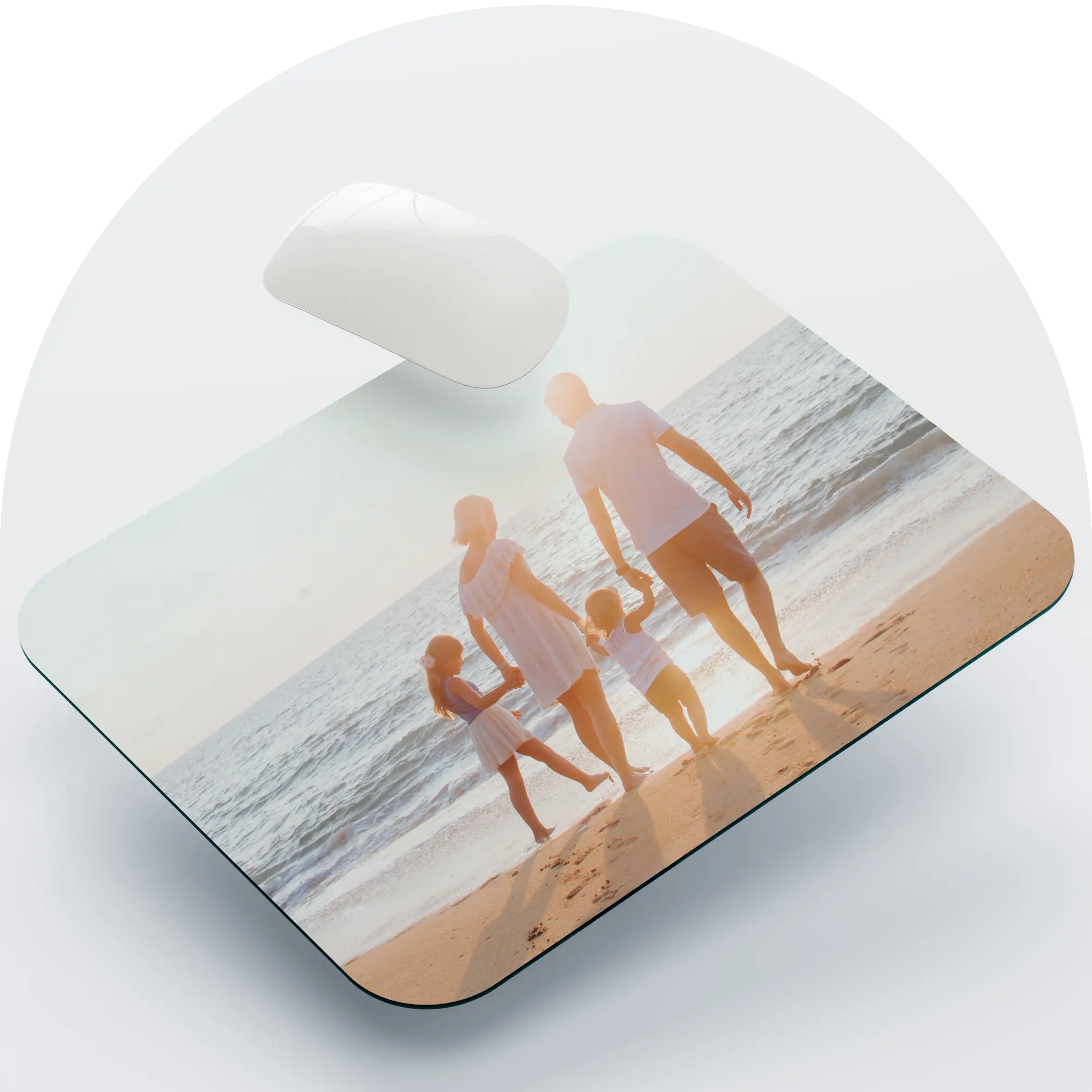 Família a caminhar na praia ao pôr do sol, momento de harmonia e conexão familiar.