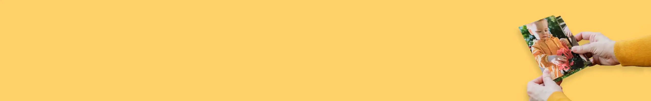 Mãos segurando uma foto do filho numa imagem colorida com fundo amarelo.